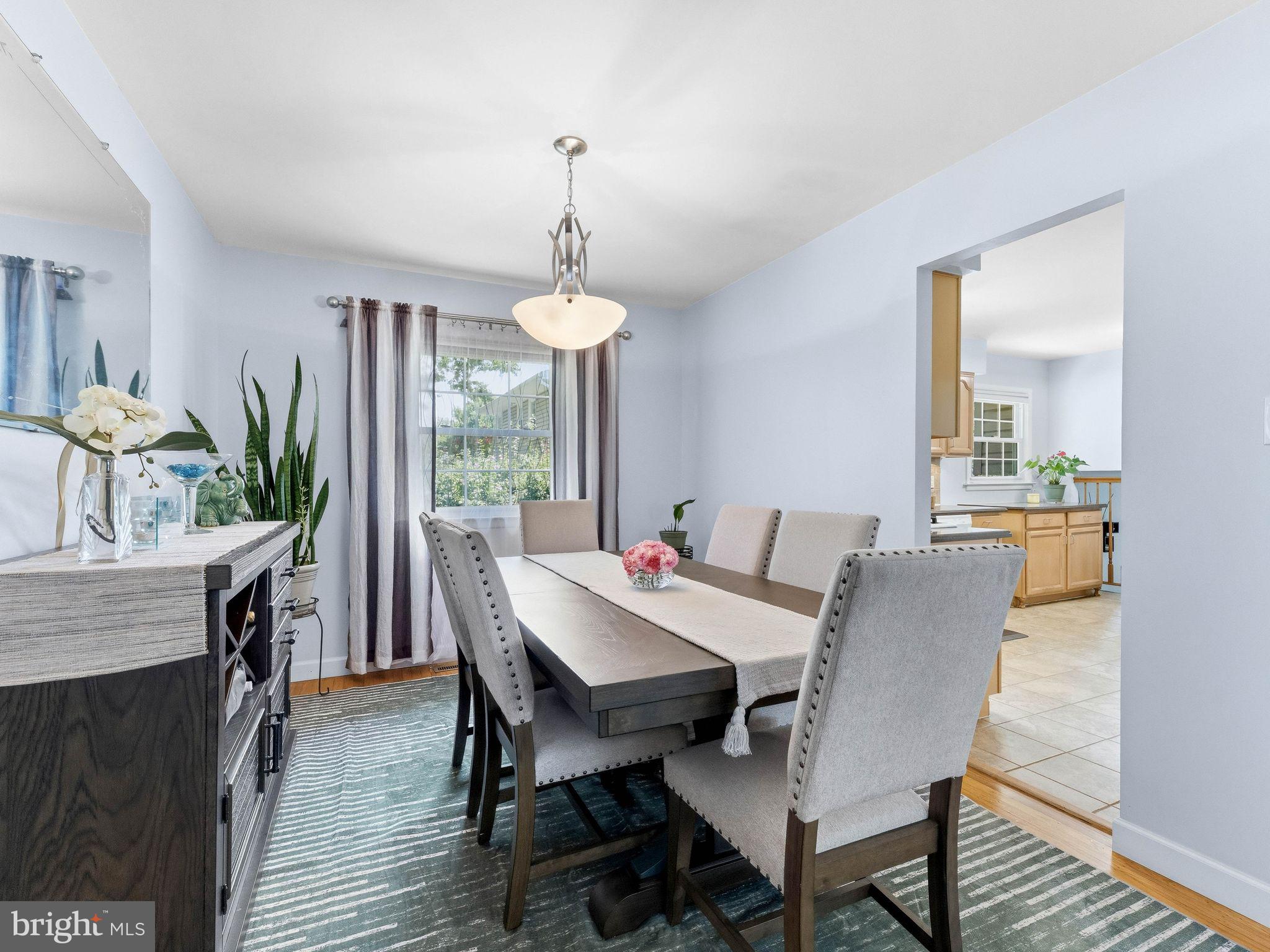 2212 CHESTNUT HILL DRIVE