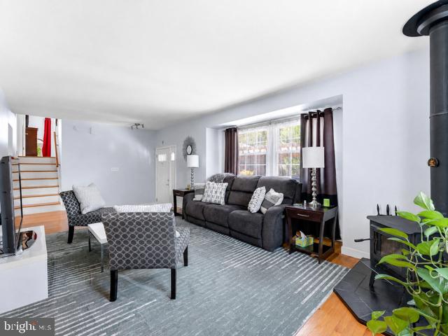 2212 CHESTNUT HILL DRIVE