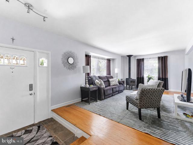 2212 CHESTNUT HILL DRIVE