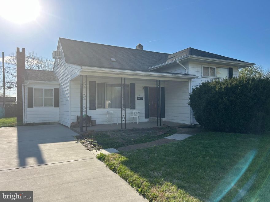 Attention investors and DIY enthusiasts! This 3-bedroom, 2-bathroom home in the desirable Brookside Park neighborhood is packed with potential. Whether you're looking to add to your portfolio or create your dream home, this property is a fantastic opportunity for those ready to roll up their sleeves.
Priced to reflect its as-is condition, this home is in need of repairs—offering the perfect canvas for anyone with a vision and a bit of elbow grease. Don't miss your chance to unlock the possibilities and bring this home back to life!  Home is being sold AS-IS as part of a court ordered probate sale.
Ready to take the next step? Reach out today for more details or to schedule a showing.