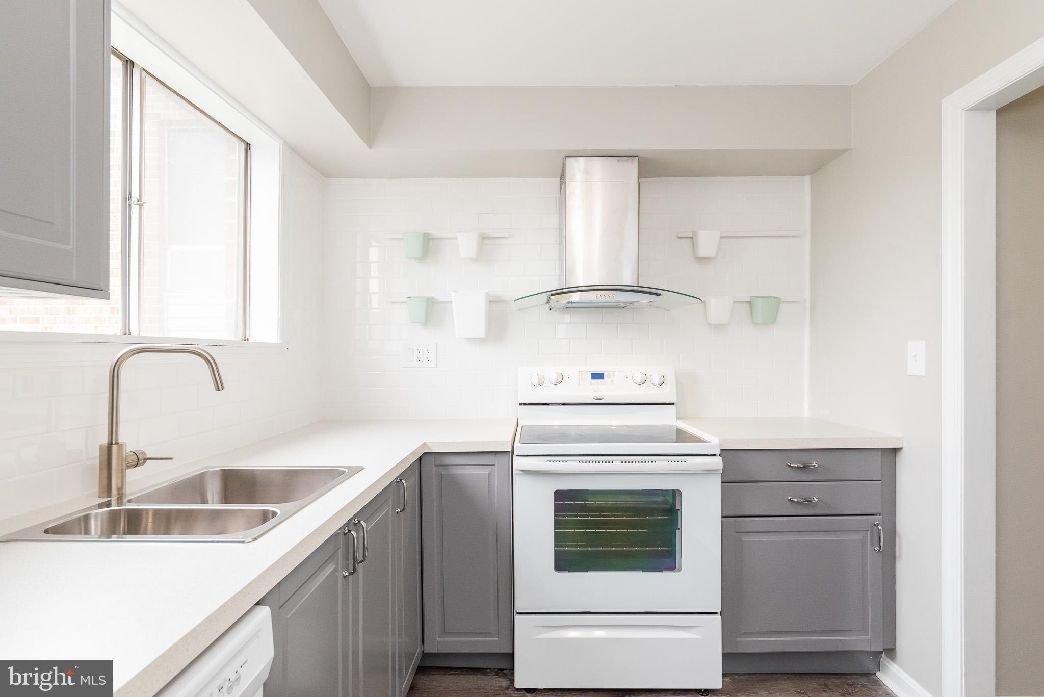 MOORES MILL MANOR - Residential