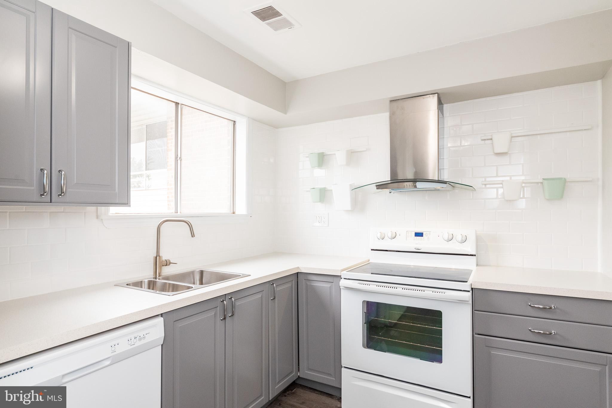 MOORES MILL MANOR - Residential