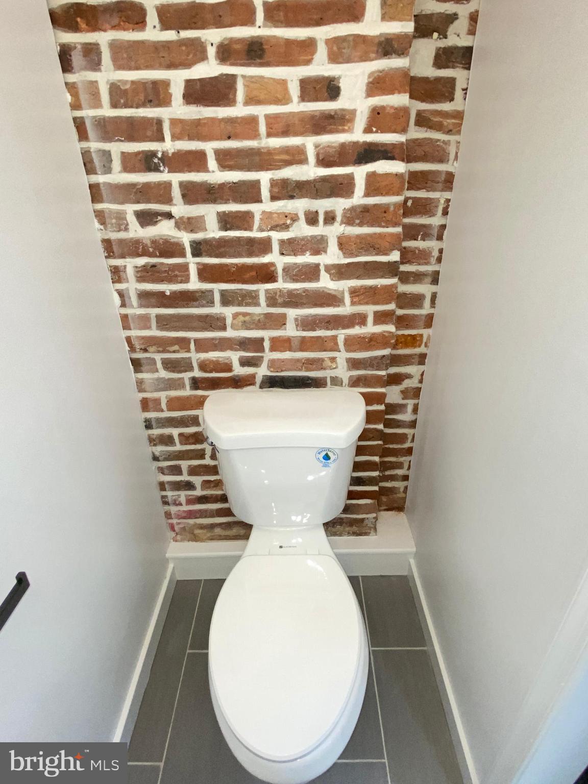 HOLLINS-ROUNDHOUSE HISTORIC DISTRICT - Residential Lease