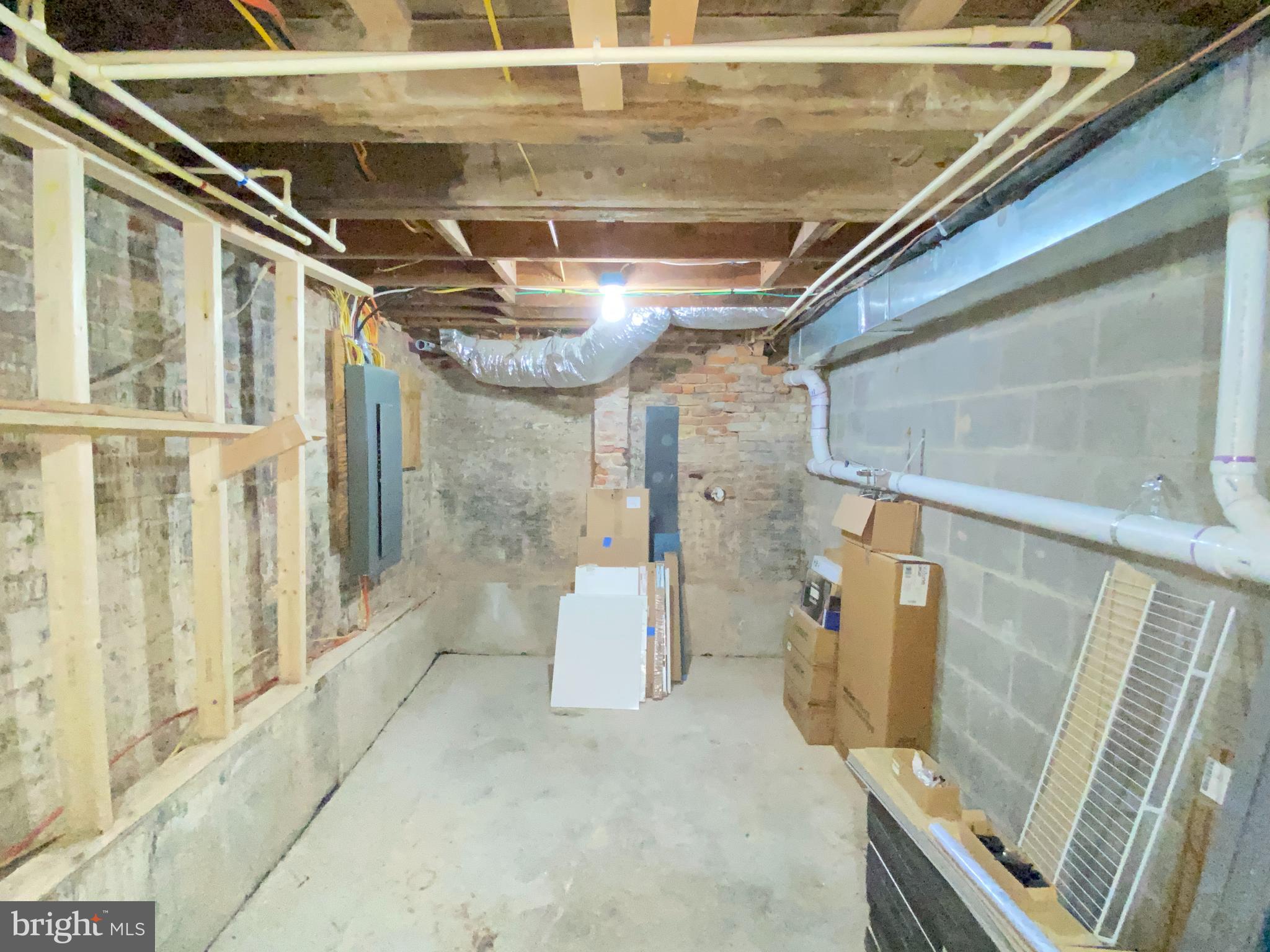 HOLLINS-ROUNDHOUSE HISTORIC DISTRICT - Residential Lease