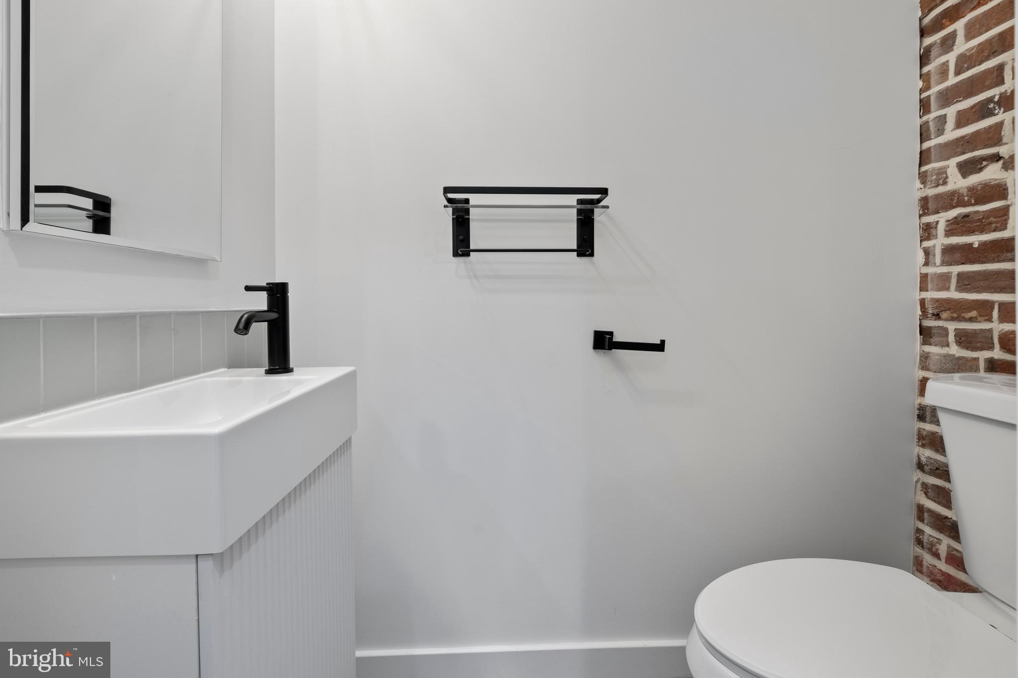 HOLLINS-ROUNDHOUSE HISTORIC DISTRICT - Residential Lease