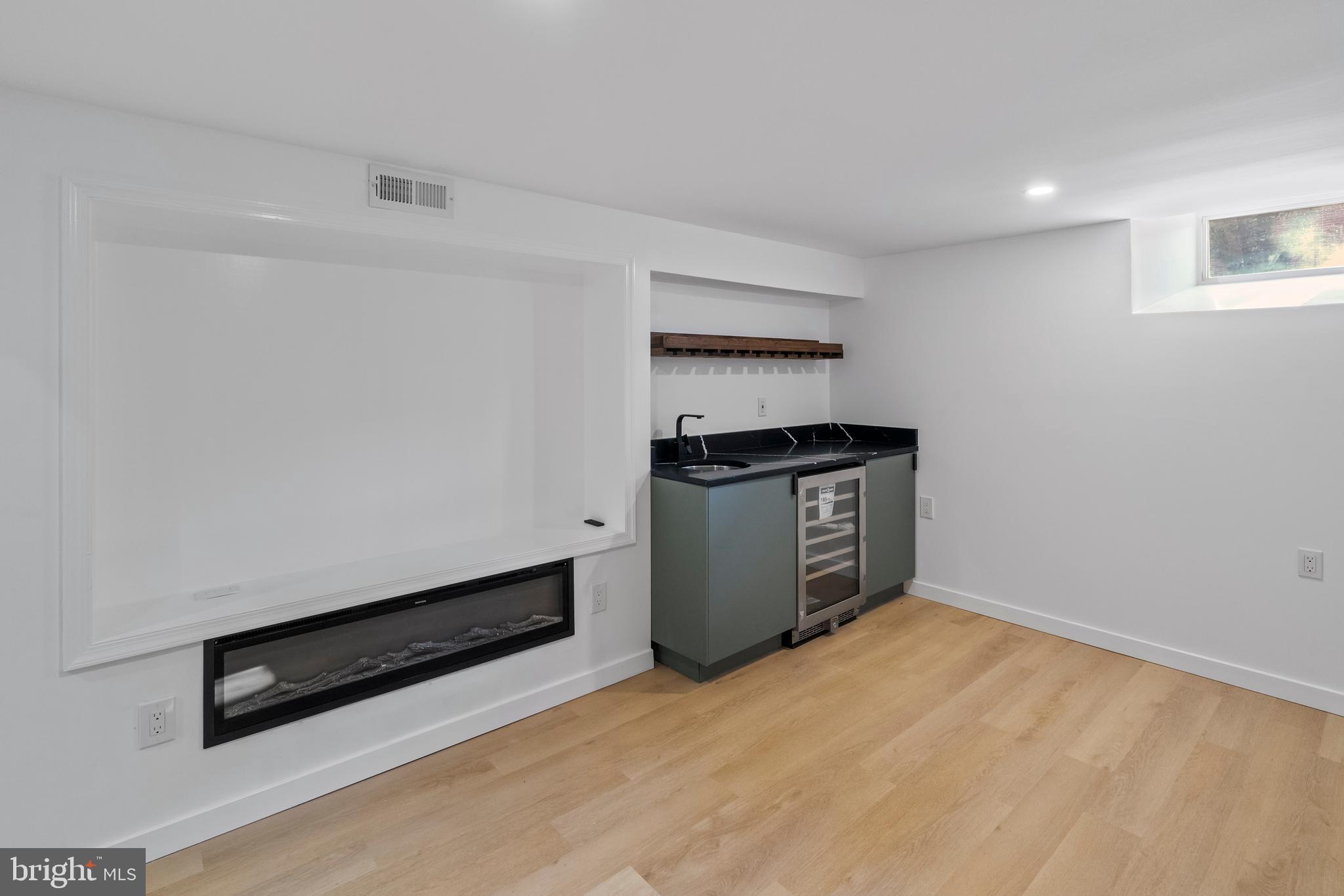 HOLLINS-ROUNDHOUSE HISTORIC DISTRICT - Residential Lease