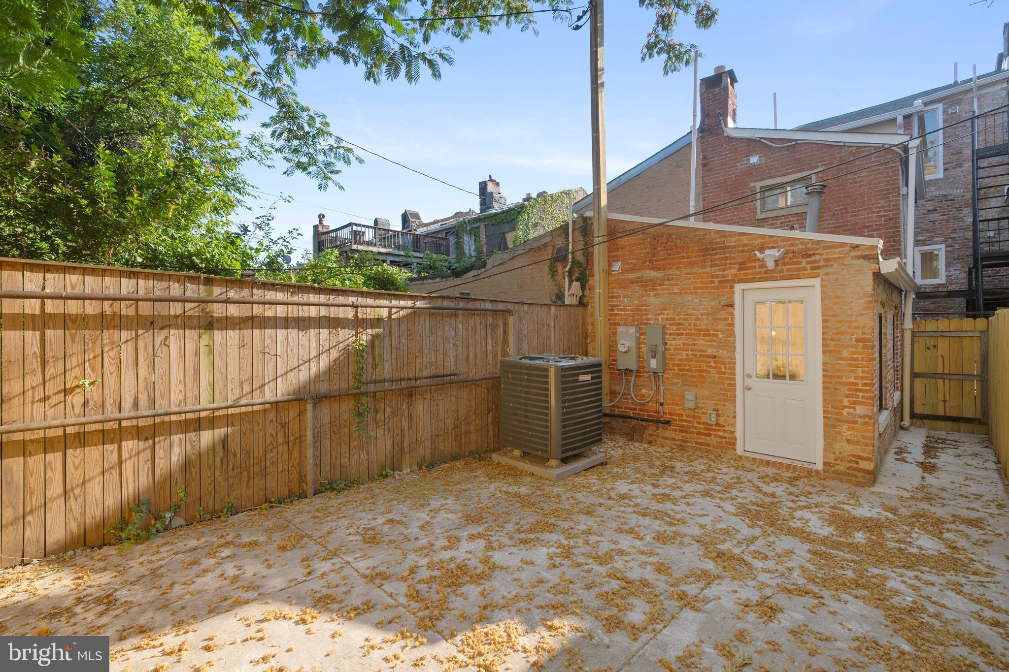 HOLLINS-ROUNDHOUSE HISTORIC DISTRICT - Residential Lease