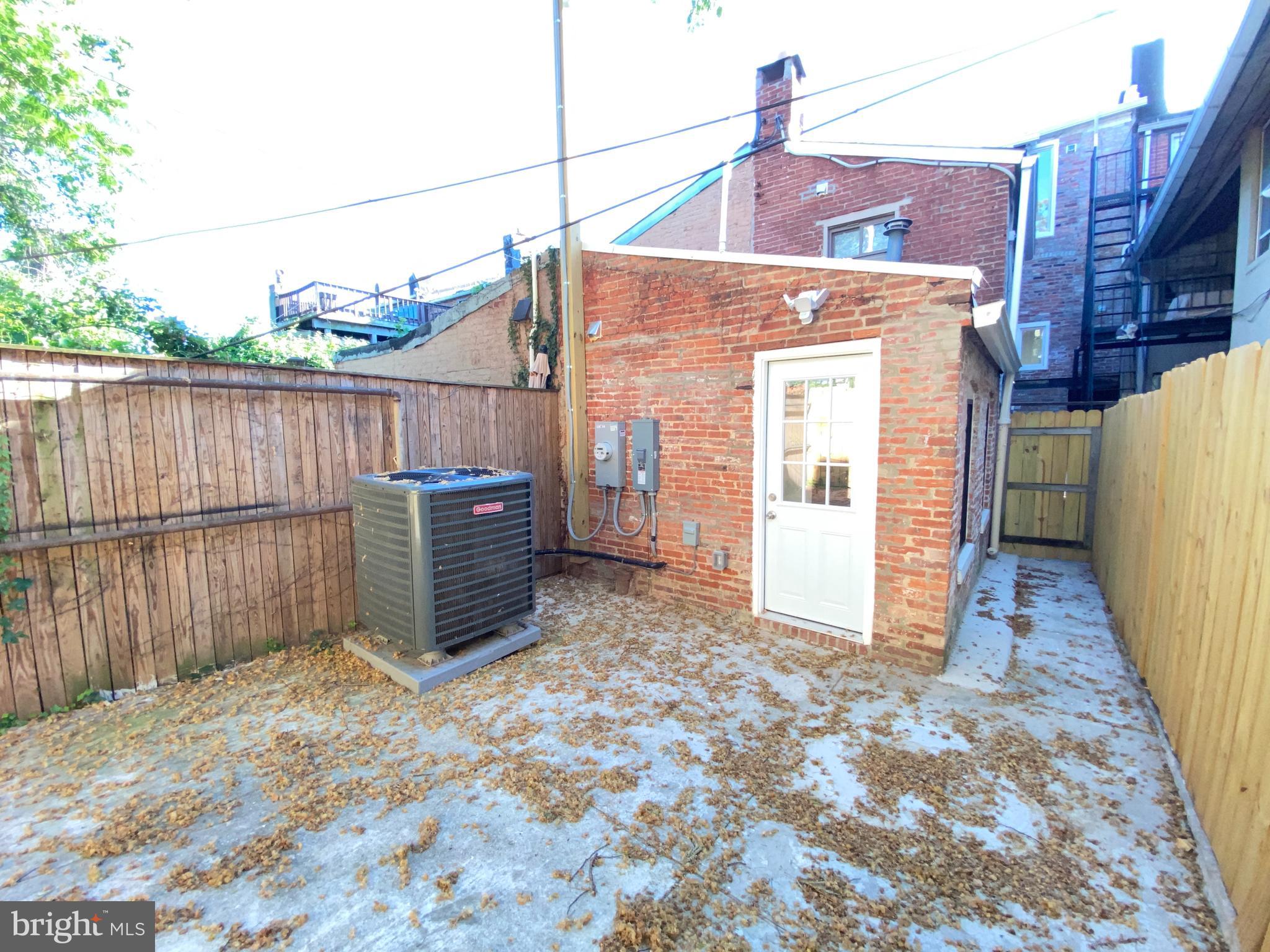 HOLLINS-ROUNDHOUSE HISTORIC DISTRICT - Residential Lease