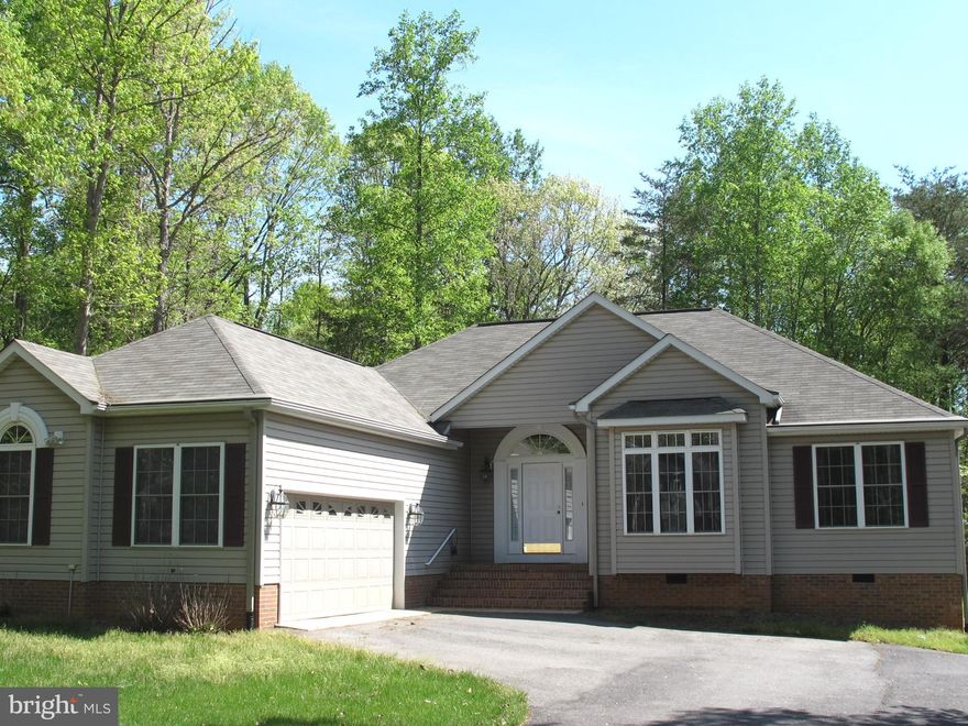 Beautiful 2500 sq ft rambler. Open&airy floor plan. Solar tube skylights. Hardwood floors, tile & granite. White kitchen w/under cabinets  lighting. Tile back splash french door fridge&gas cooktop in'12. Dbl wall ovens Sun room/den. Breakfast bar,breakfast area. Formal dining rm. Oversize master br suite. Sitting rm/office. Hobby rm.  Shed, side load garage, paved dr & much more...