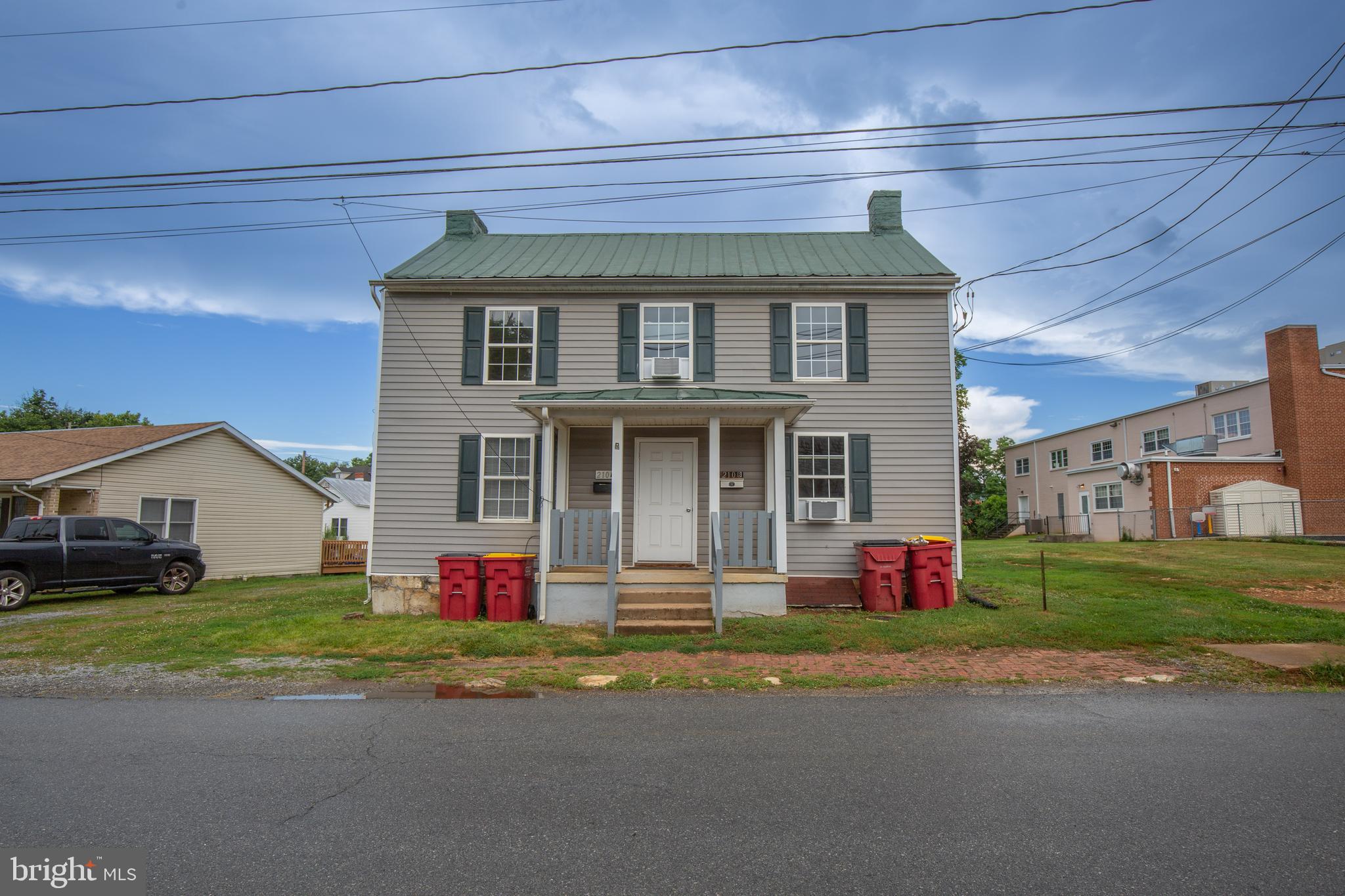 Nestled in the heart of historic Charles Town, this 3 bedroom, 1 bathroom, duplex features a private front entry into the cozy living room that flows into the bright eat-in kitchen with the added convenience of a separate side entrance - perfect for bringing in groceries.
All 3 bedrooms are located upstairs, with a shared bathroom central to them. Two rooms have hardwood flooring and one is carpeted.
An unfenced rear yard offers open space for your outdoor activities.
Located on a residential street just two blocks from downtown Charles Town’s shops, restaurants, and events; but also close access to commuter routes WV-9, and US-340.
