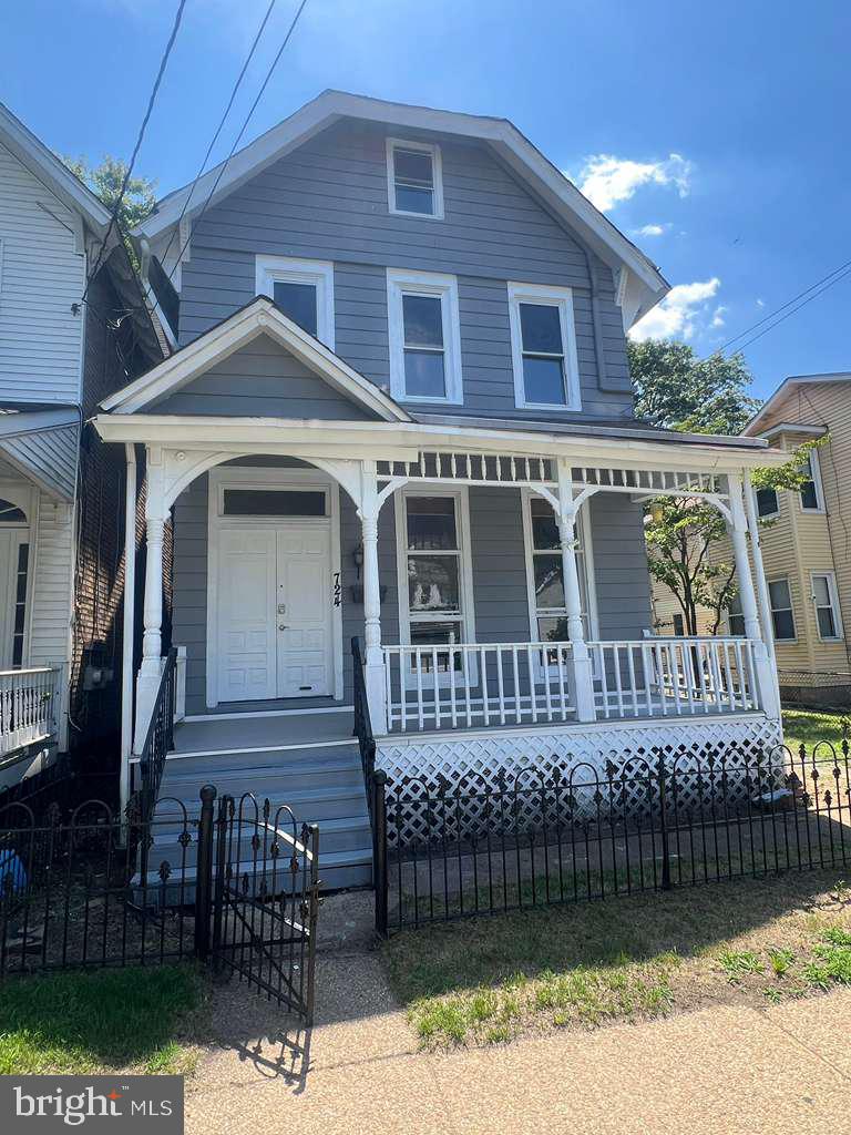 724 HUNTER STREET