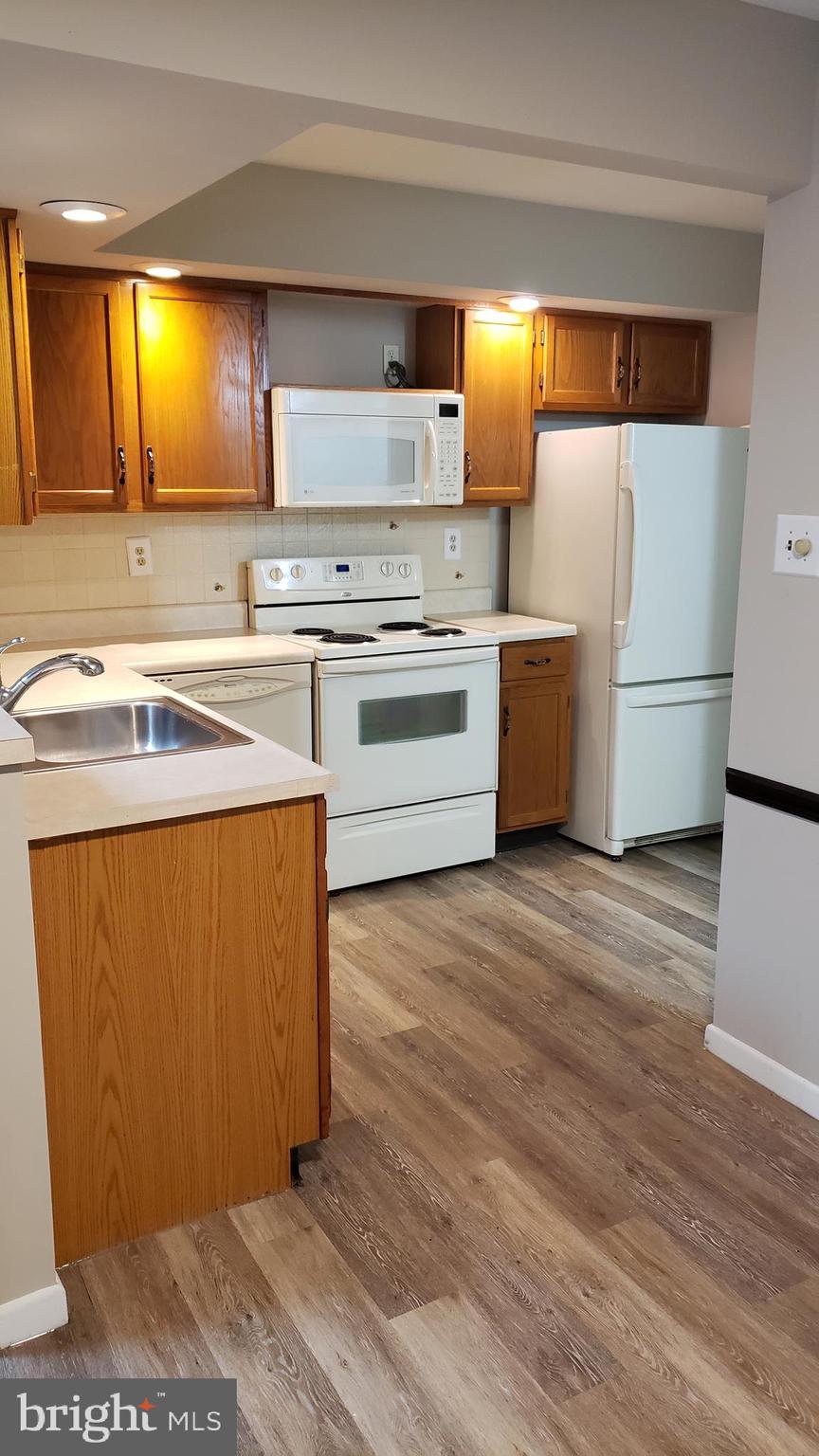 FAIRWAYS AT BROOKSID - Residential Lease
