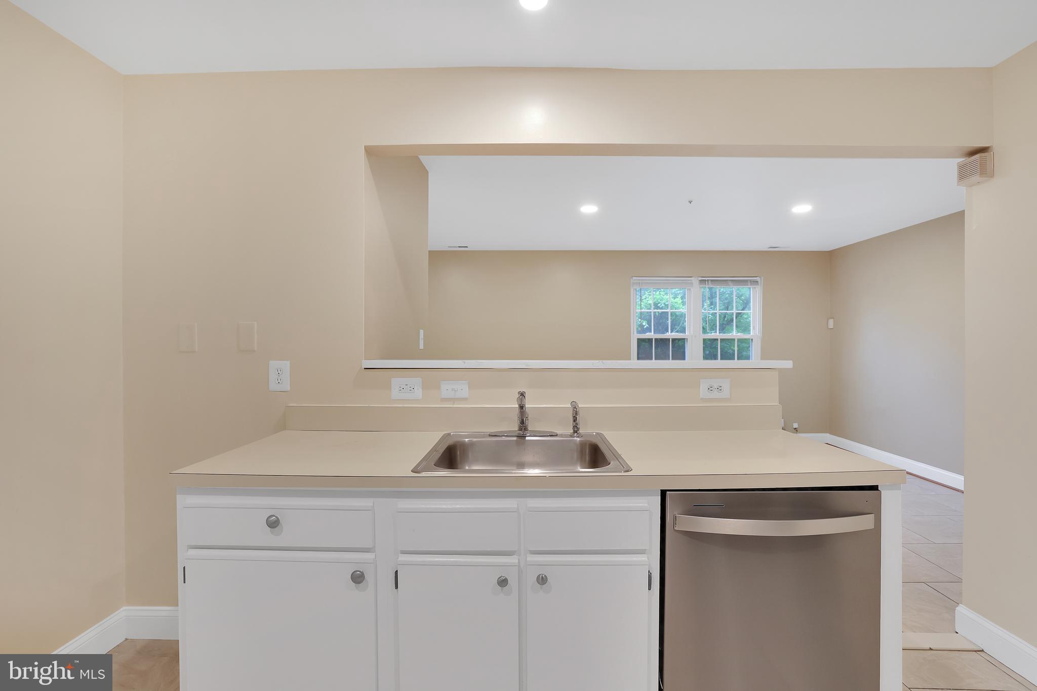 DECOVERLY ADVENTURE - Residential Lease