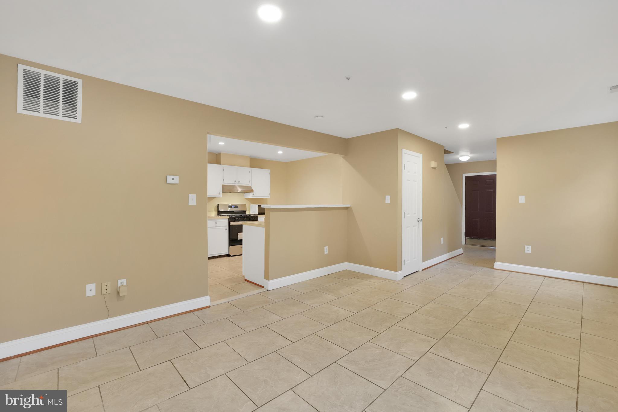 DECOVERLY ADVENTURE - Residential Lease