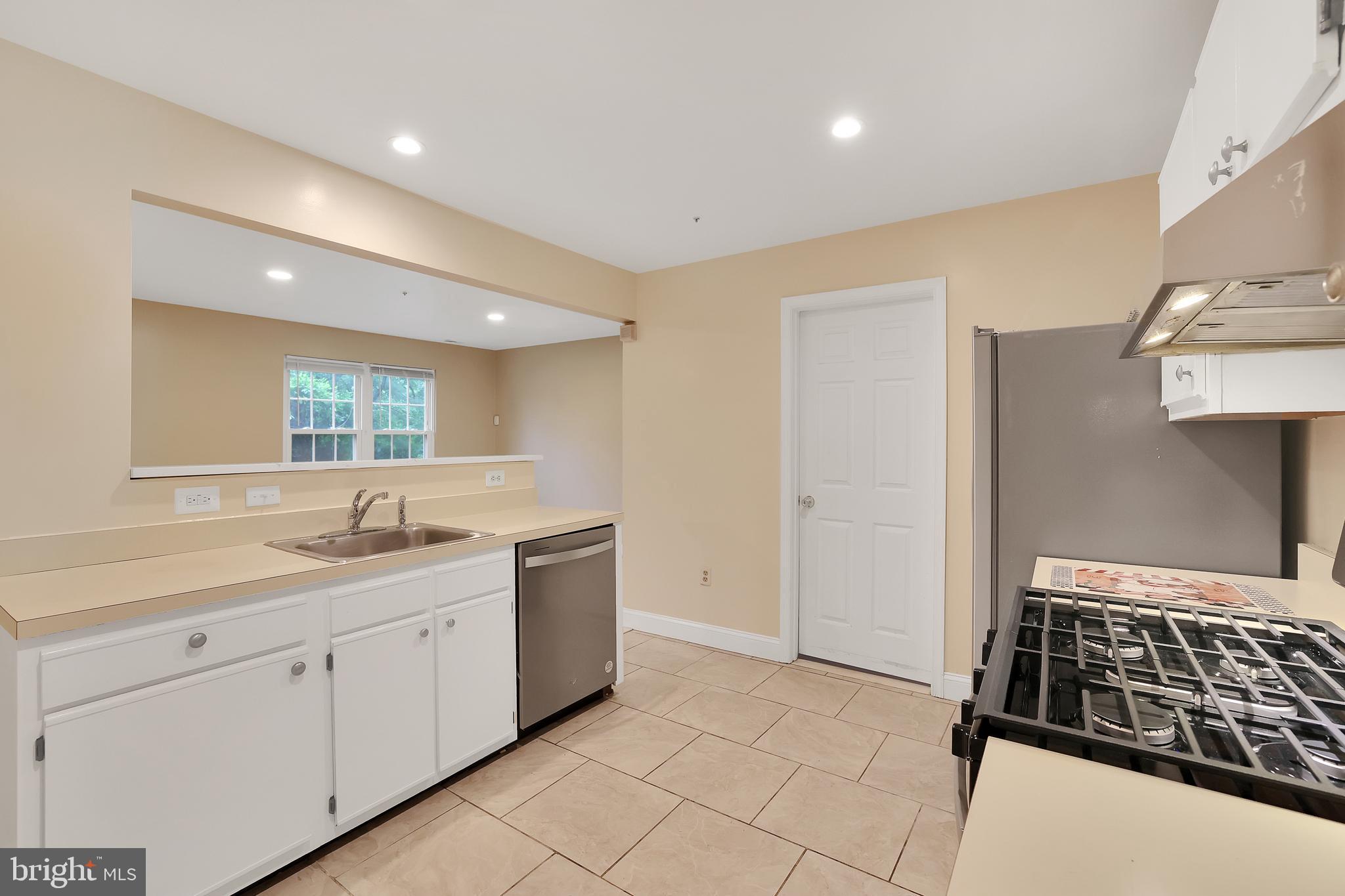 DECOVERLY ADVENTURE - Residential Lease