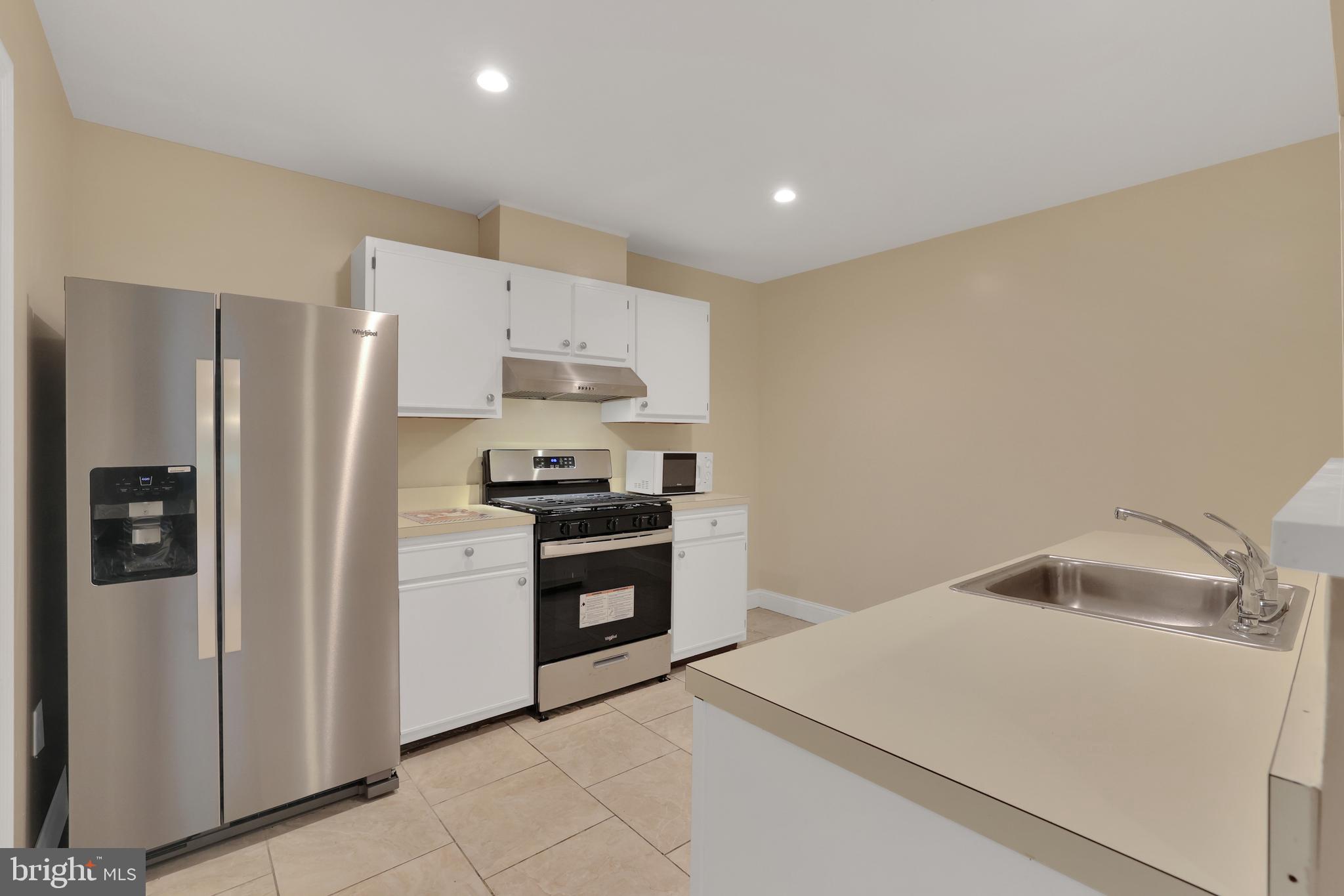 DECOVERLY ADVENTURE - Residential Lease