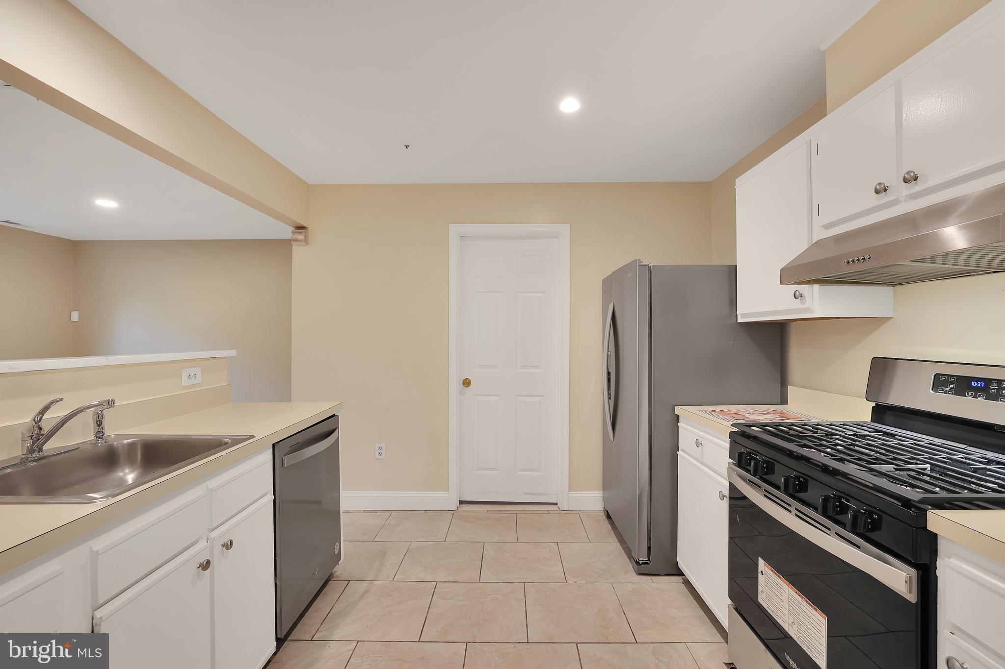 DECOVERLY ADVENTURE - Residential Lease