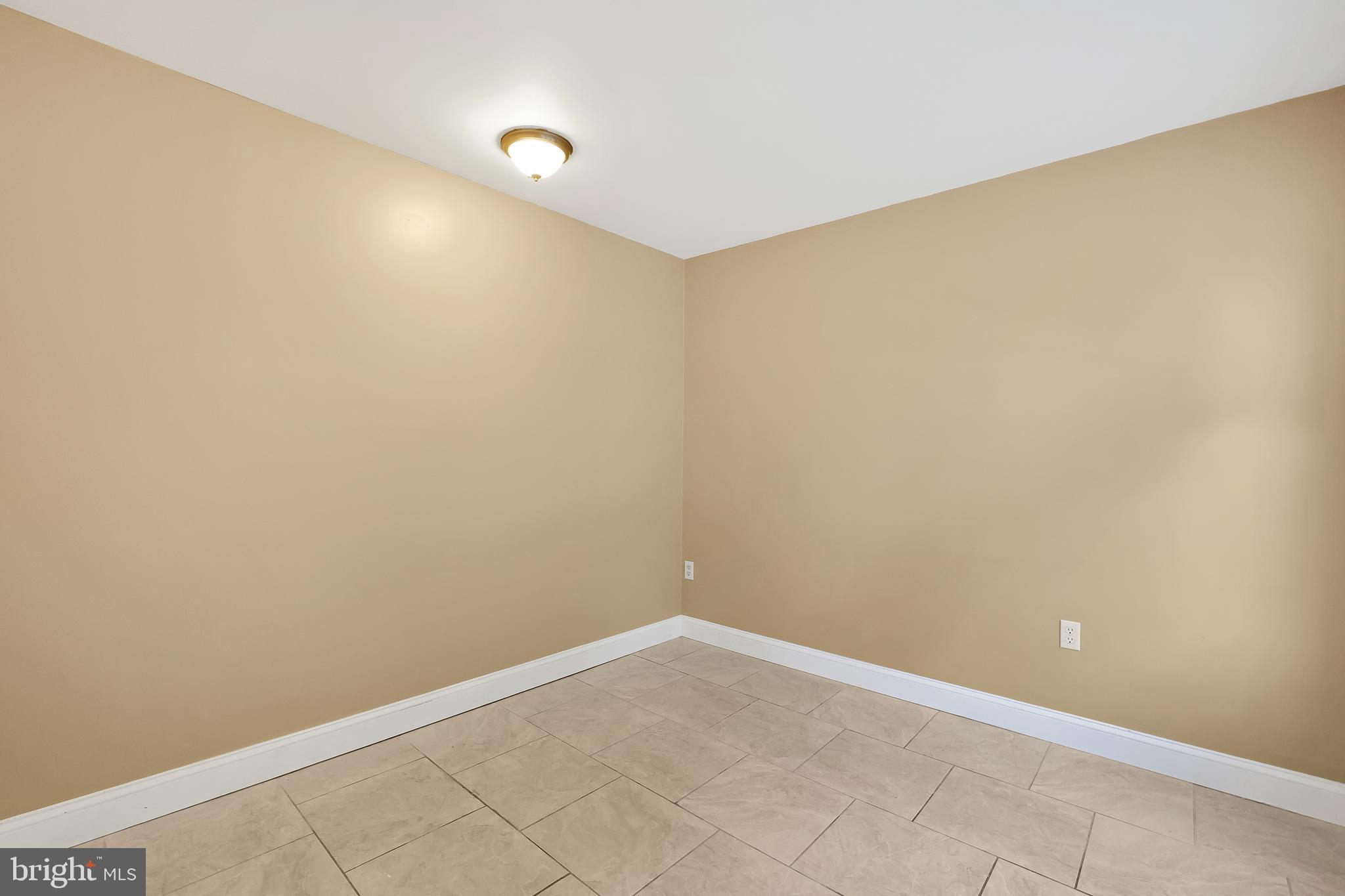 DECOVERLY ADVENTURE - Residential Lease