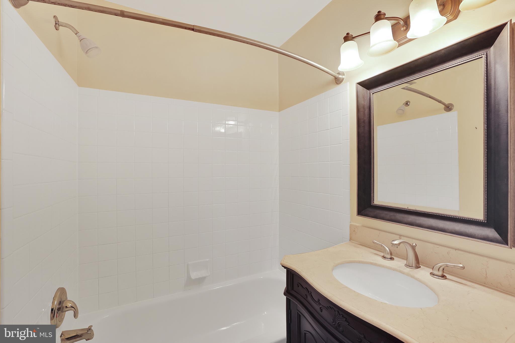 DECOVERLY ADVENTURE - Residential Lease