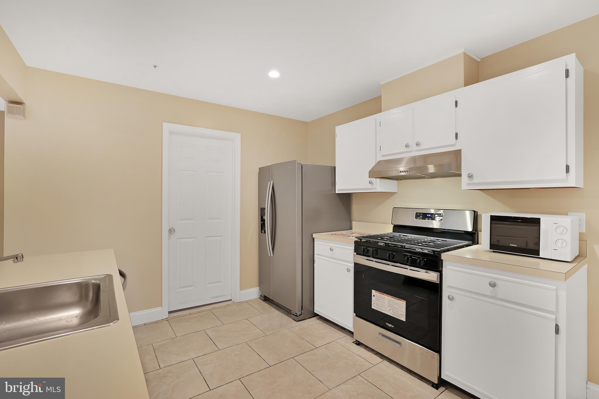 DECOVERLY ADVENTURE - Residential Lease