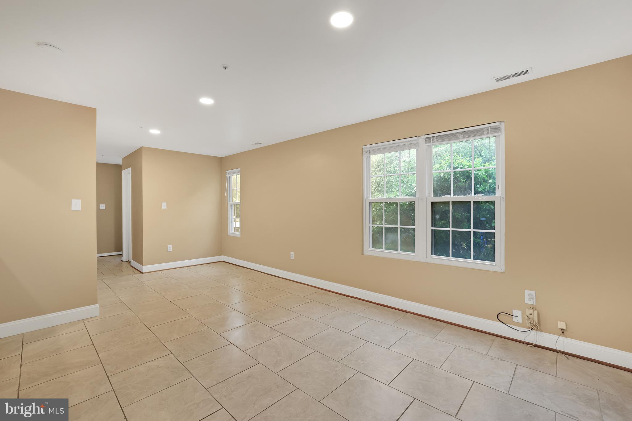 DECOVERLY ADVENTURE - Residential Lease