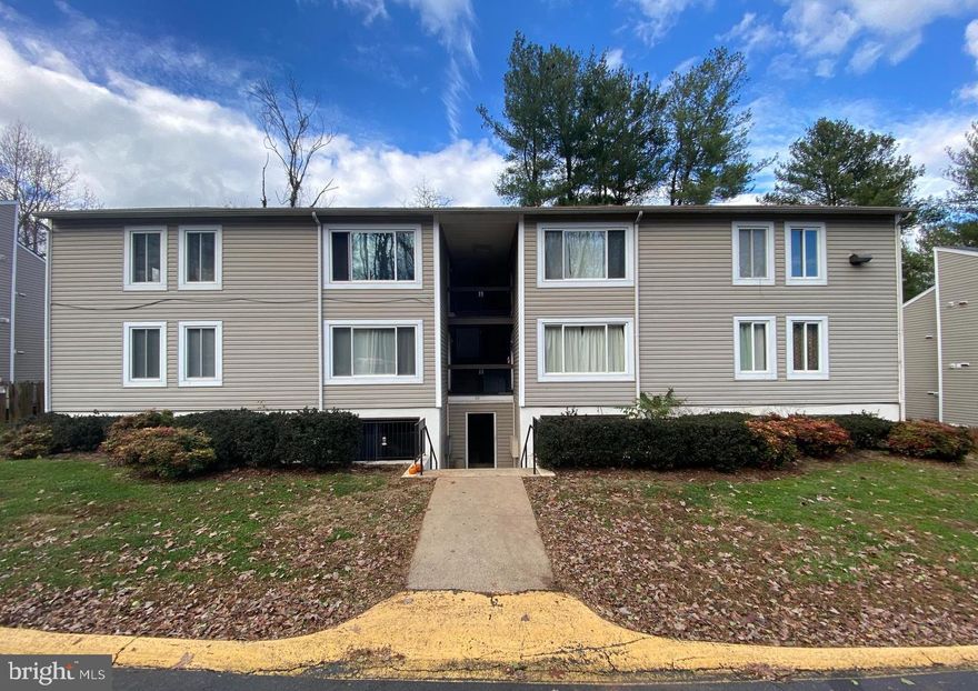 This stylish two-bedroom condo features a modern kitchen, an updated bathroom, carpet and laminate flooring, and spacious walk-in closet. Rent includes water and sewer. Conveniently situated within short distance of shops, restaurants, and the historic charm of Downtown Orange.