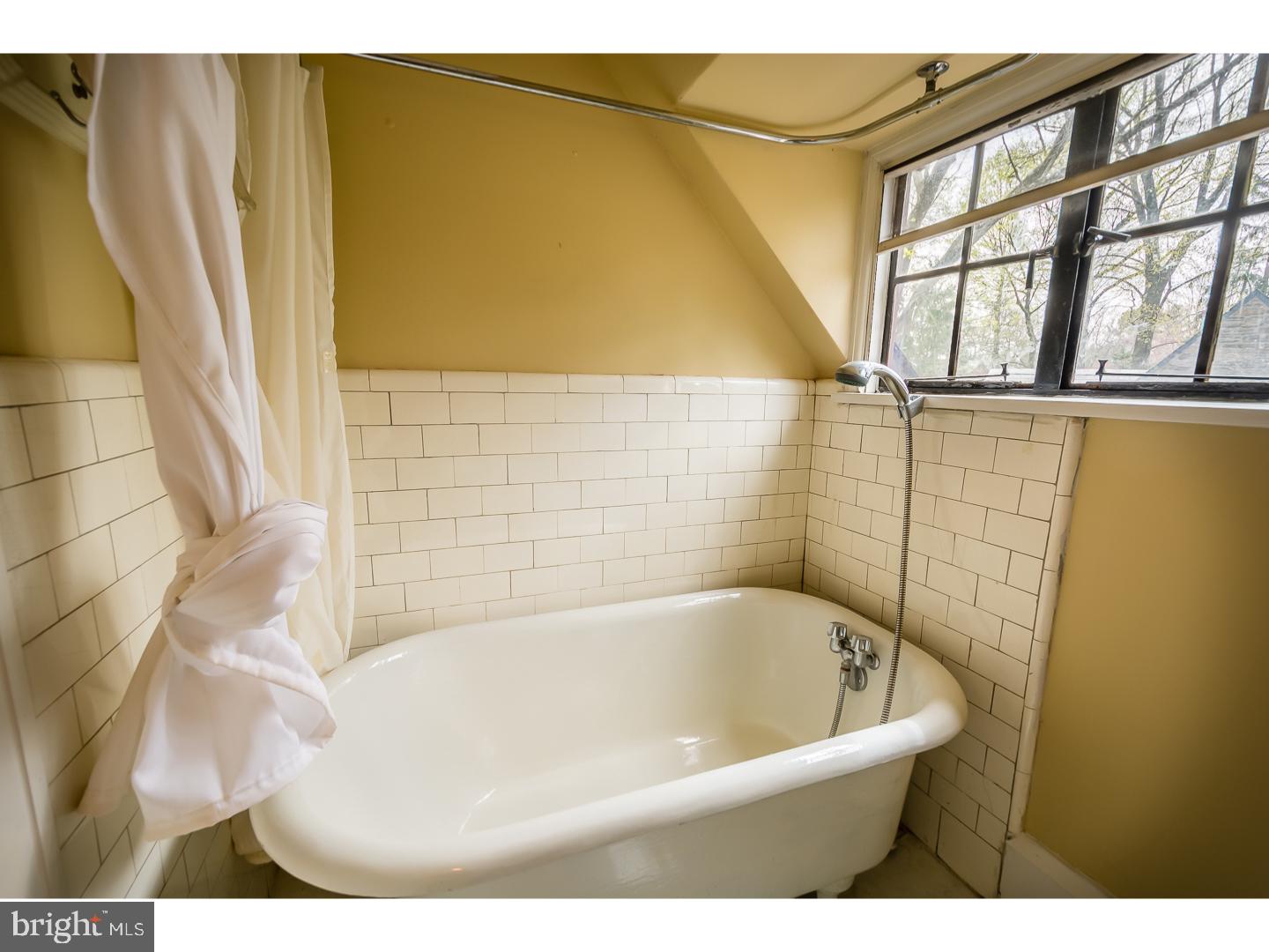 EAST FALLS - Residential Lease