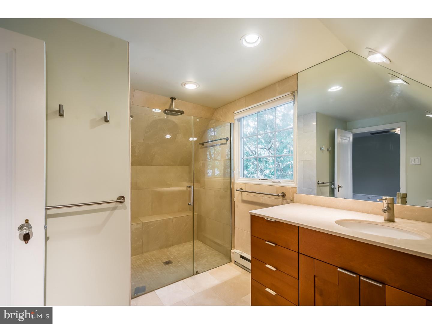 EAST FALLS - Residential Lease