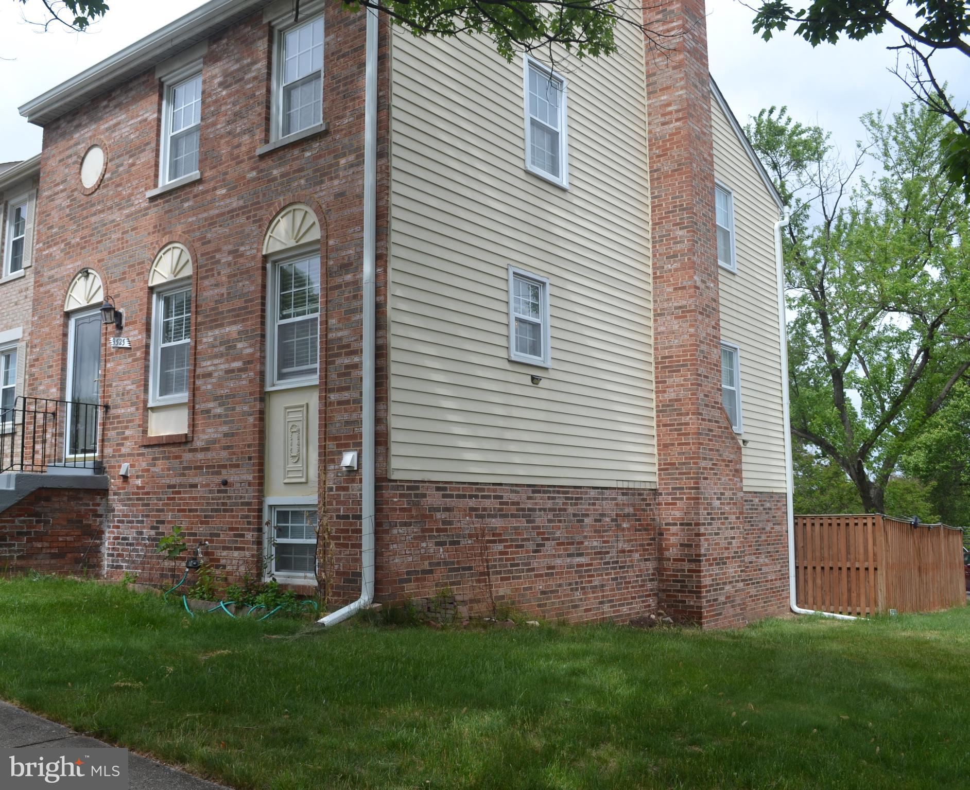 9525 GREENCASTLE LANE