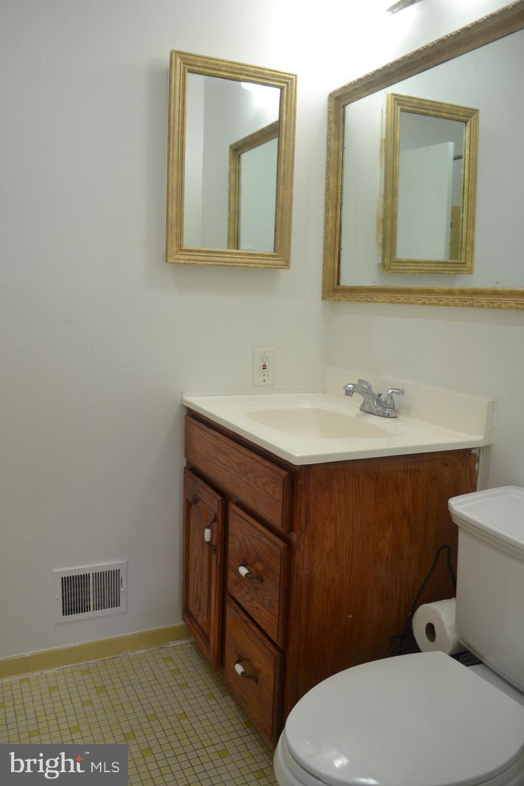 WILLIAMSBURG SQUARE - Residential