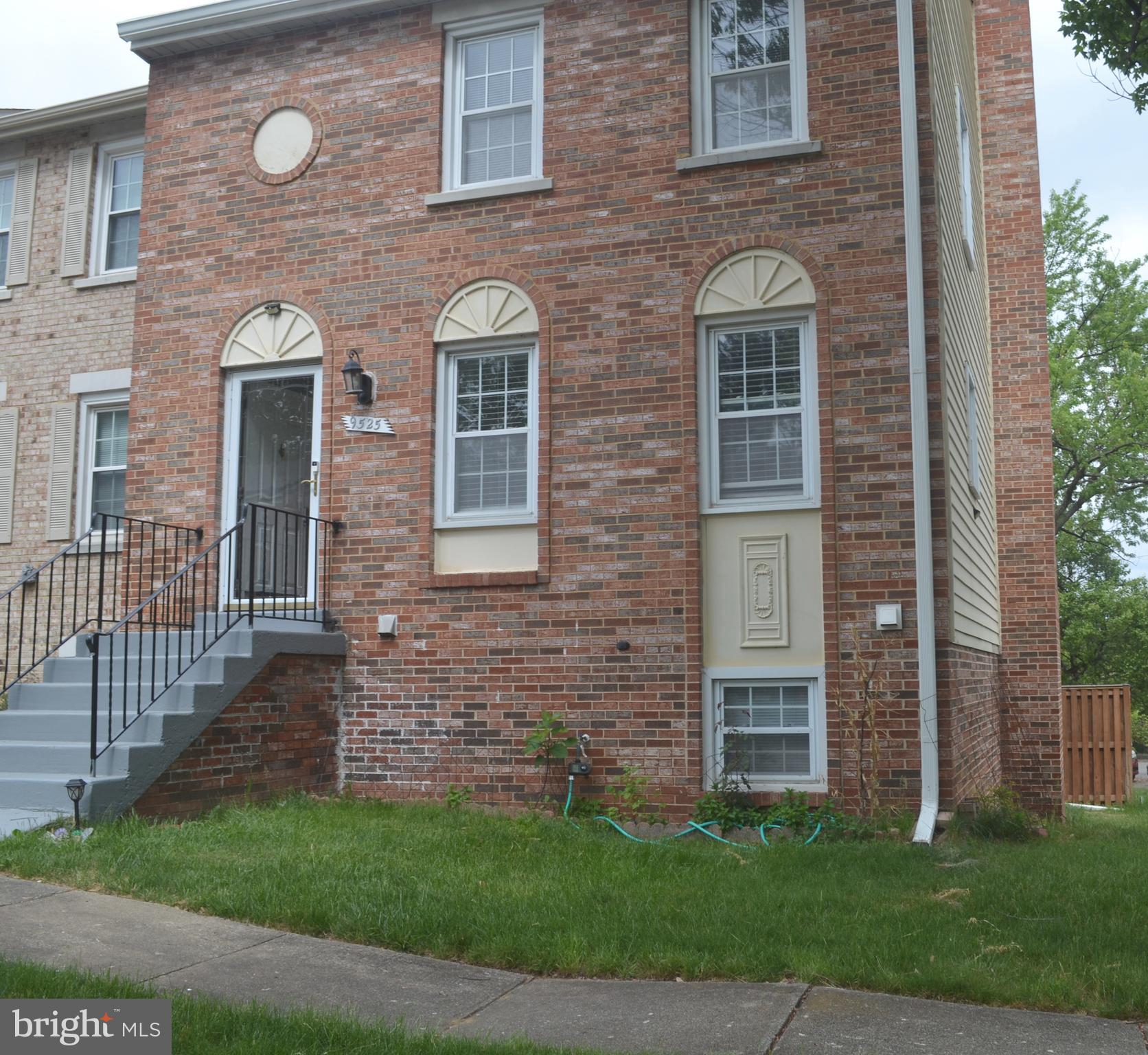 9525 GREENCASTLE LANE