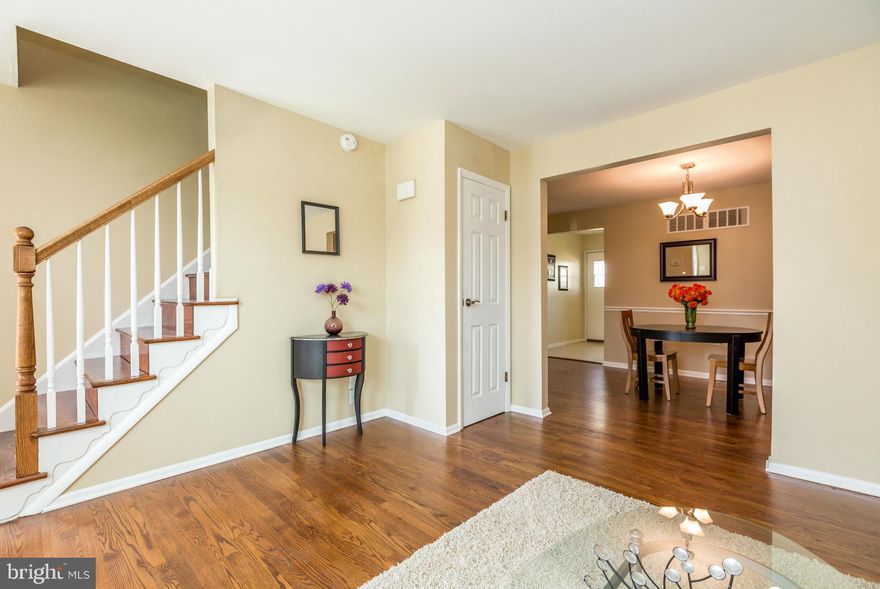 WONDERFUL, MODERN BRICK TOWN HOME SHOWCASES A BRAND NEW KITCHEN W NEW STAINLESS STEEL APPLIANCES & BEAUTIFUL TILE BACKSPLASH! LARGE LIVING ROOM & SEPARATE DINING ROOM. SPACIOUS MASTER BEDROOM & UPDATED FULL BATH. GREAT CLUB ROOM SPACE W NEW CARPET & HALF BATH. GLEAMING HARDWOOD FLOORS, REPLACEMENT WINDOWS & NEUTRAL PAINT THROUGHOUT. PLUS BRAND NEW HEATING & AC! NOTHING LEFT TO DO! JUST MOVE IN!