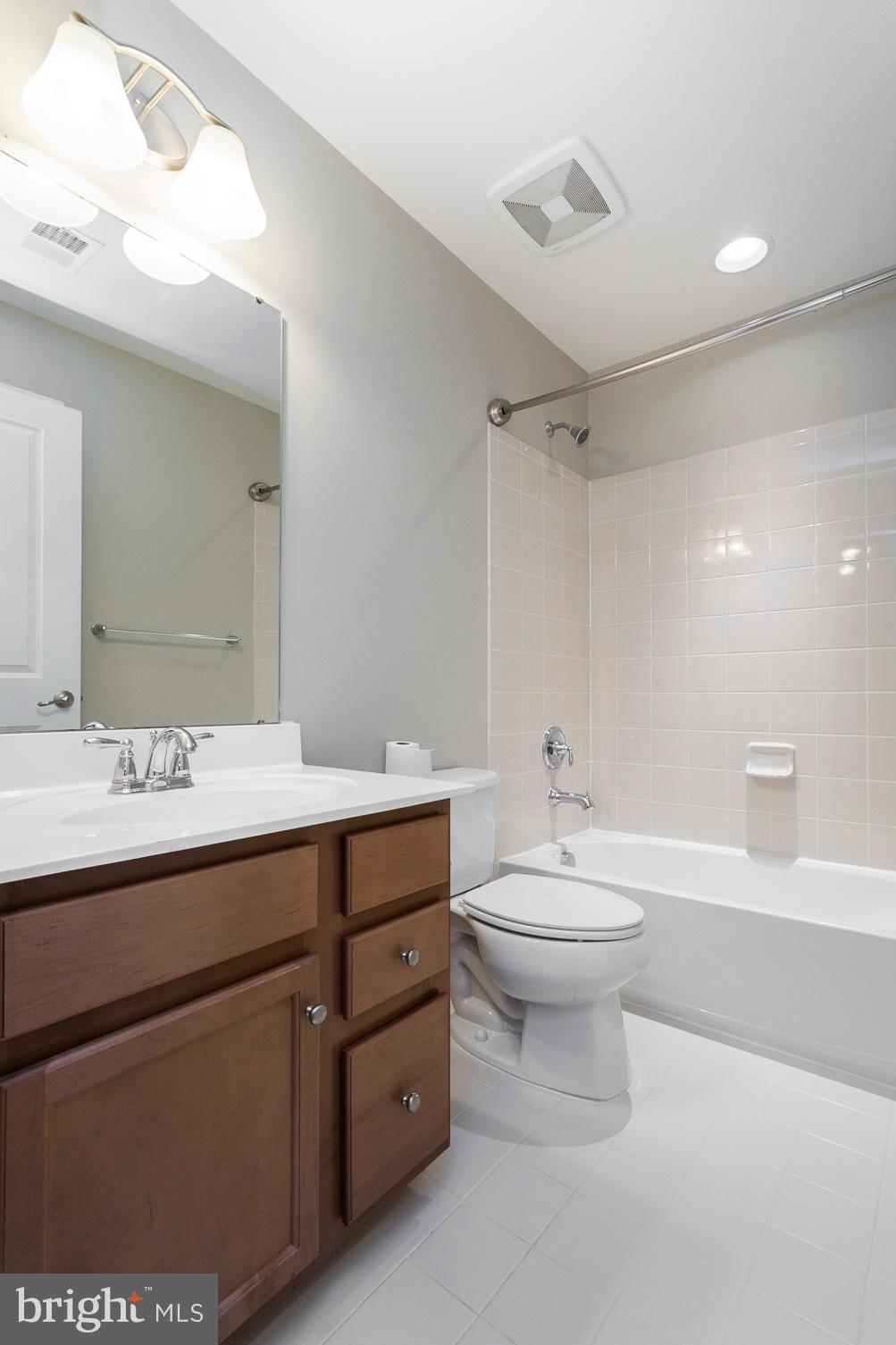 LAFAYETTE CROSSING - Residential Lease