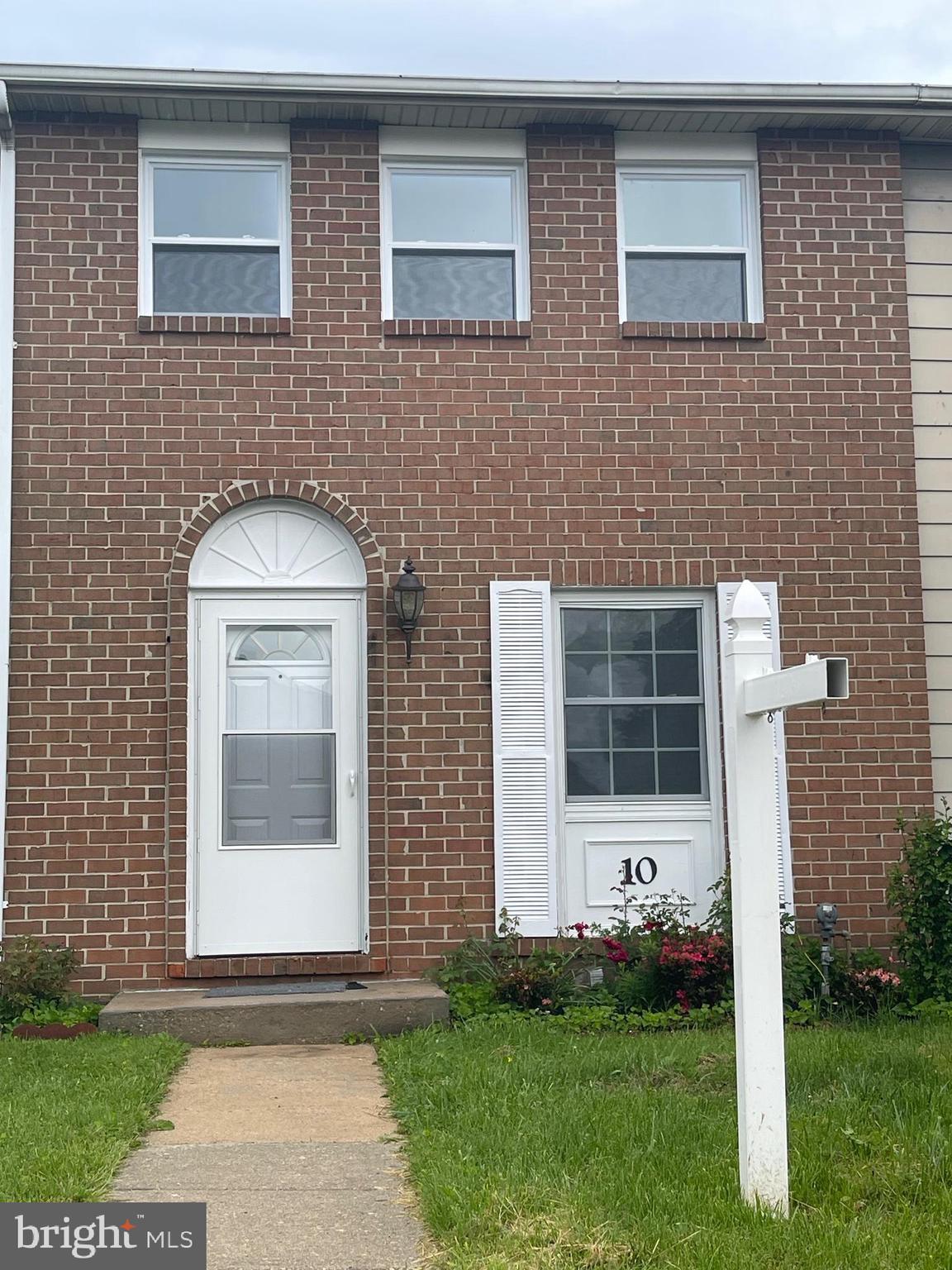 Townhouse in Rosedale, Maryland, completely renovated. extremely handy location near shopping malls and public transportation. This property has two complete bathrooms, three bedrooms, and two bonus rooms in the basement, and separate living and dining areas.
Completely remodeled kitchen with new cabinets and a granite countertop. Every window has been changed. The backyard offers a secluded area ideal for lounging outside. Situated close to Kings Court Shopping Center in a serene and appealing neighborhood. Please show it, don't miss it.