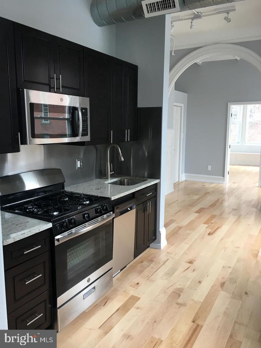 Absolute bargain for a super apartment in a great area. Priced low for a tenant looking to move in this June. Grab it before someone else does.