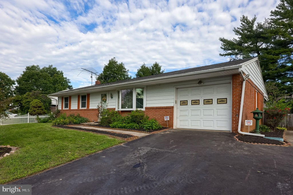 Photo of 26 Tennyson Drive, LANCASTER, PA 17602 (MLS # PALA2095054)