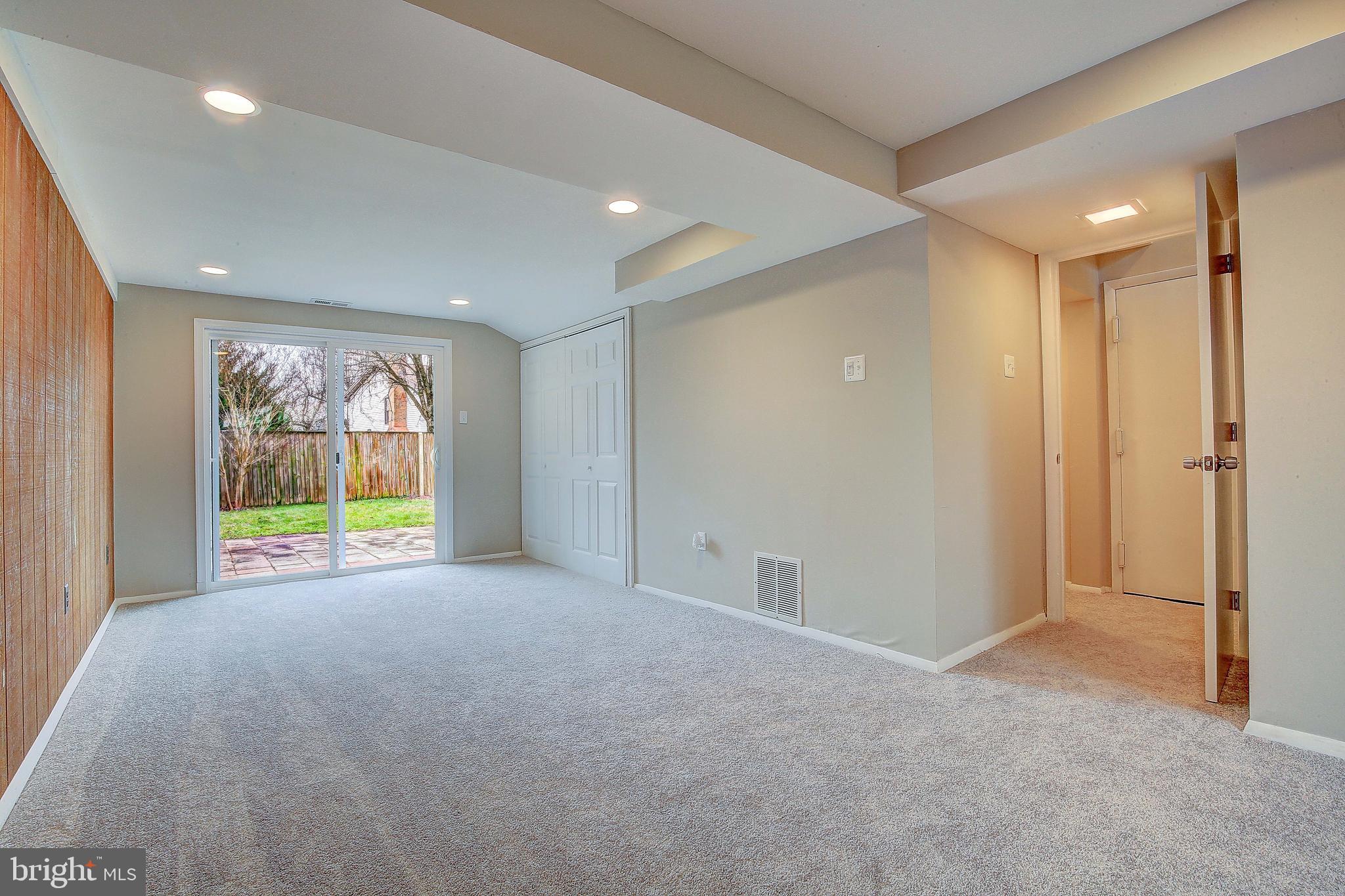 FOUR SEASONS - Residential