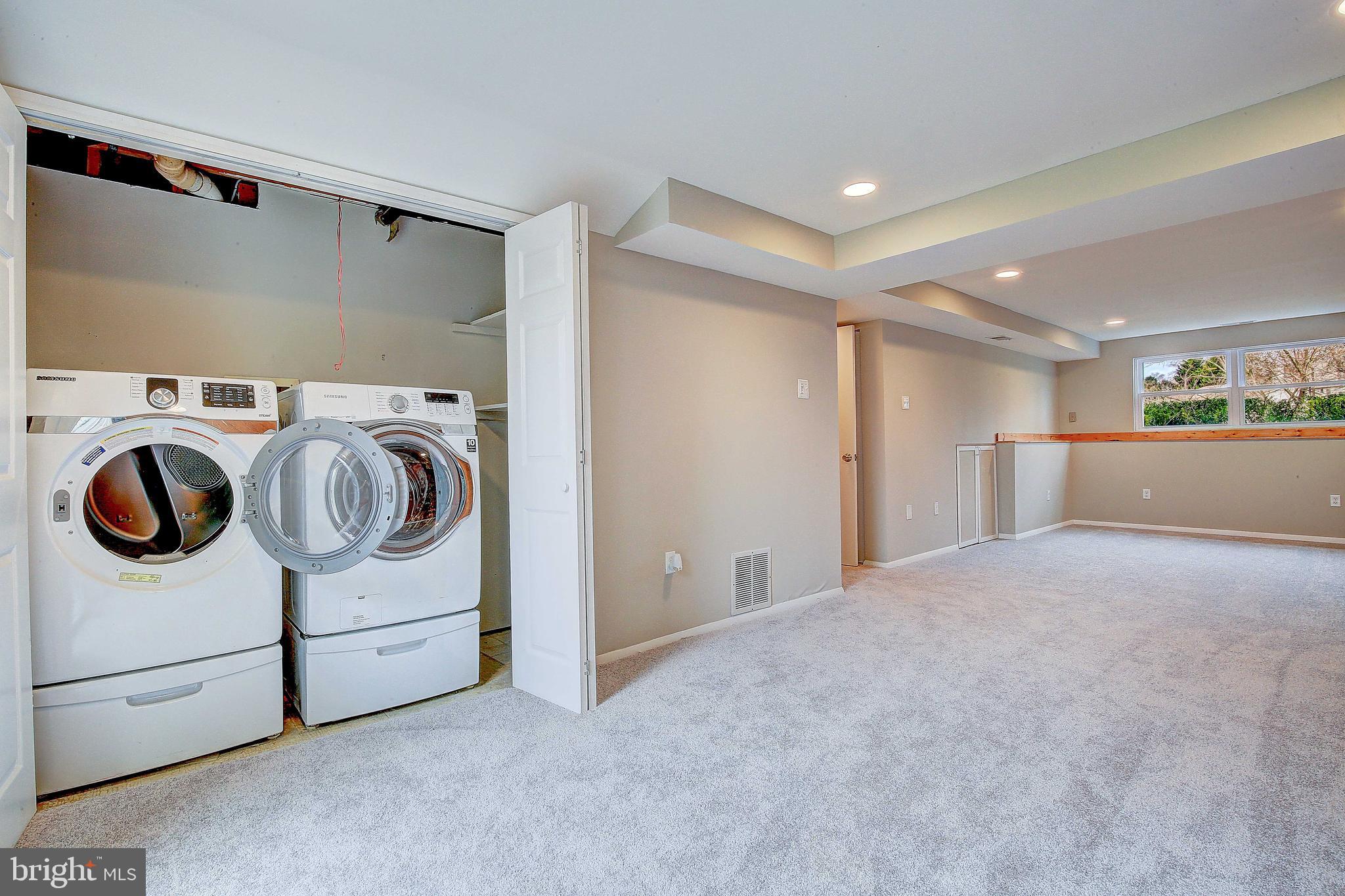 FOUR SEASONS - Residential