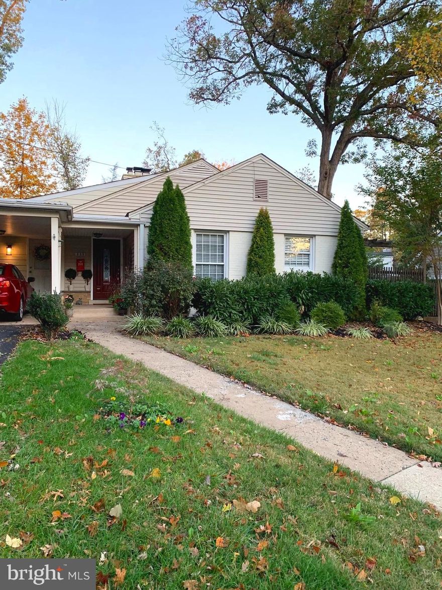 Fantastic location, beautiful home on private lot. Gourmet kitchen with all commercial grade appliances. Silestone counter tops, lots of counter space, easy flowing floor plan, au pair suite down stairs.  complete with extra laundry center, full bath, living area, and bedroom with walk in closet.  Fireplaces make the home extra cozy on the coldest of nights.