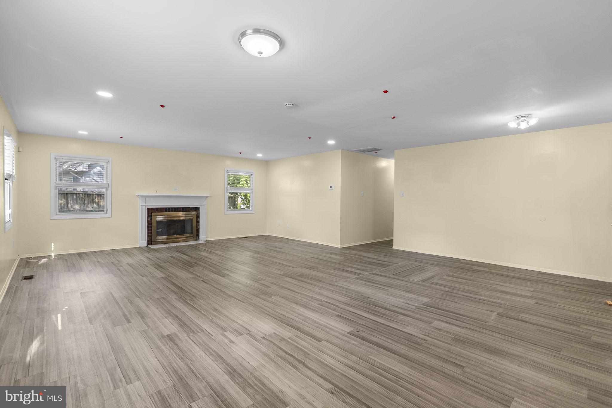 WHITE HALL - Residential