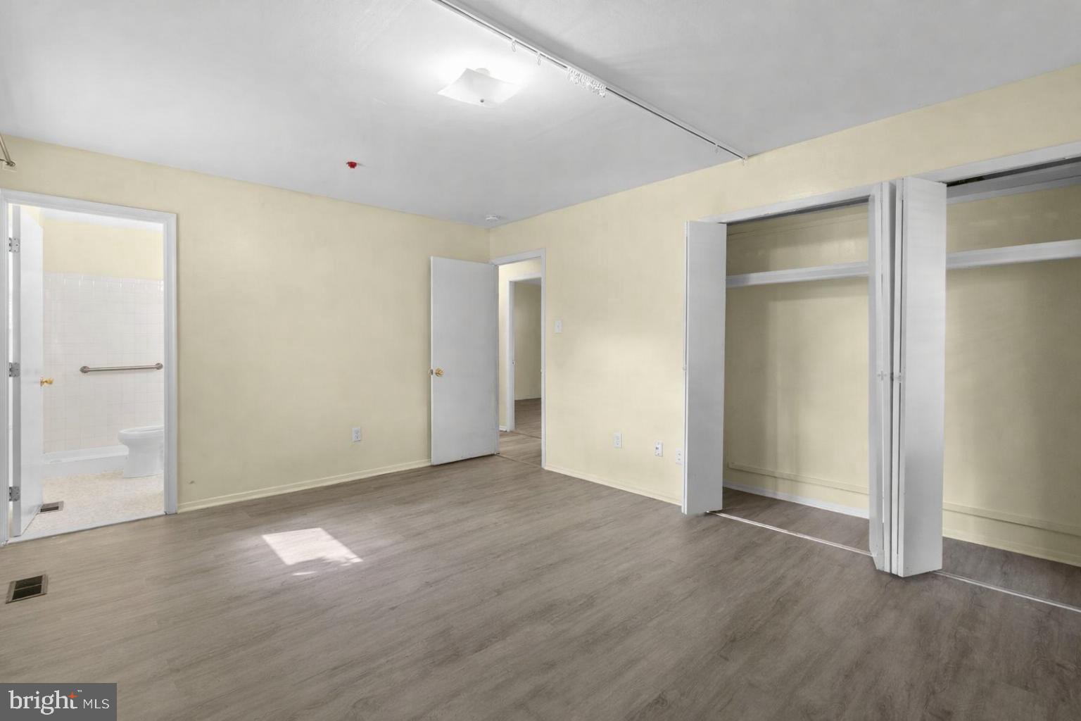 WHITE HALL - Residential