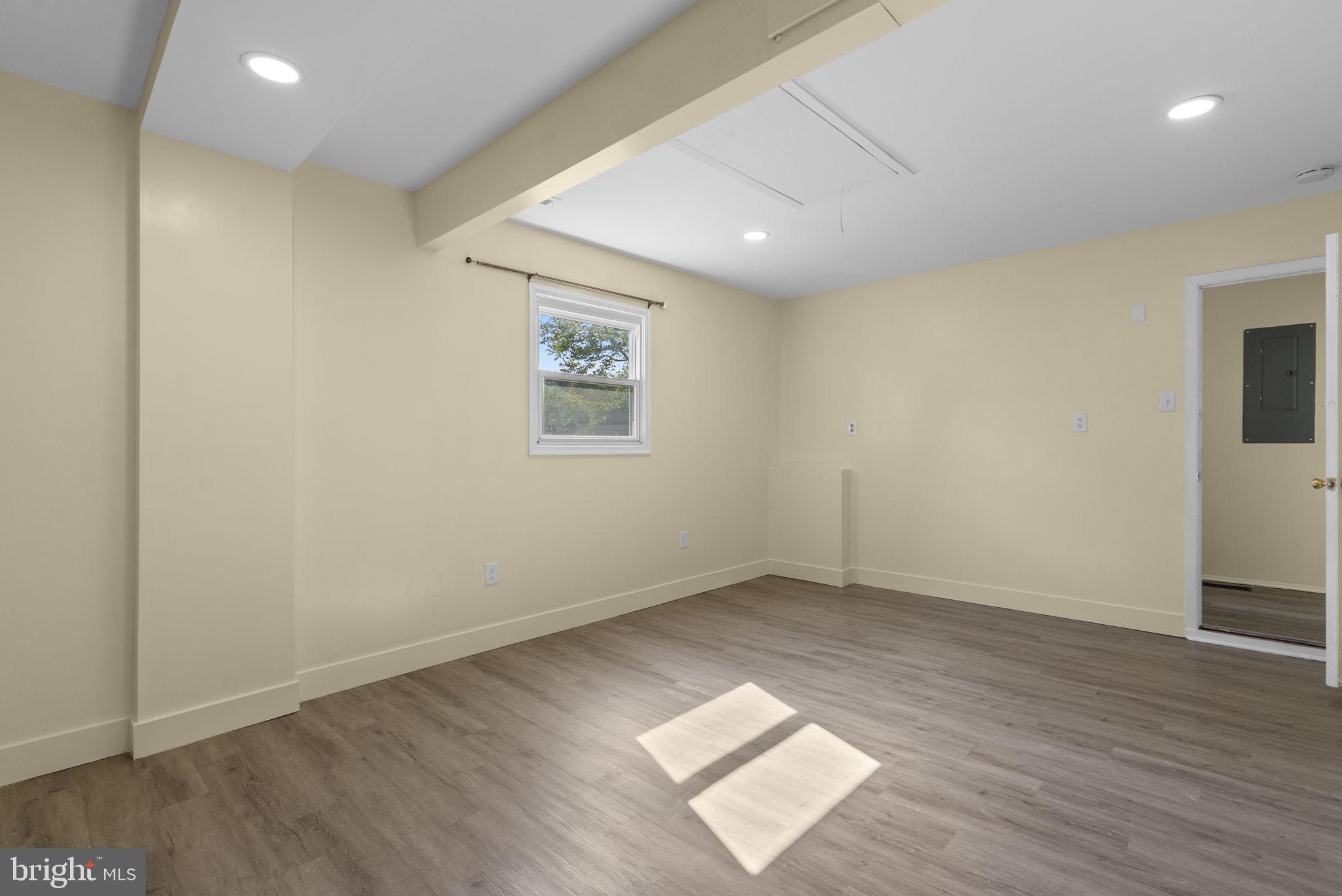 WHITE HALL - Residential