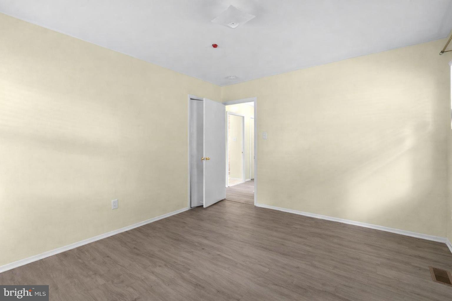 WHITE HALL - Residential
