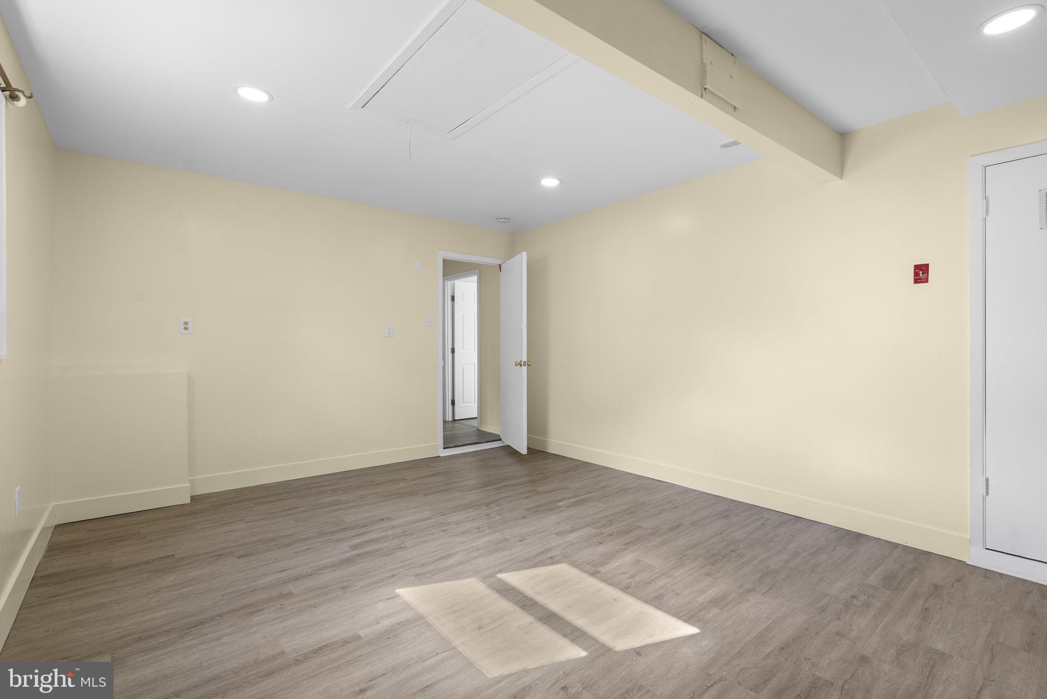 WHITE HALL - Residential