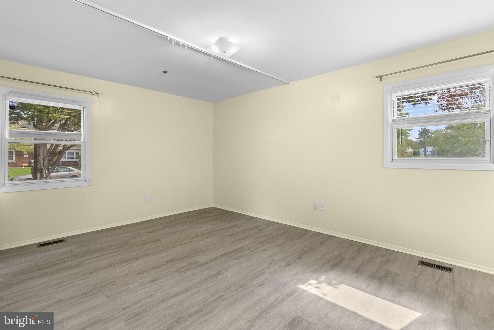 WHITE HALL - Residential