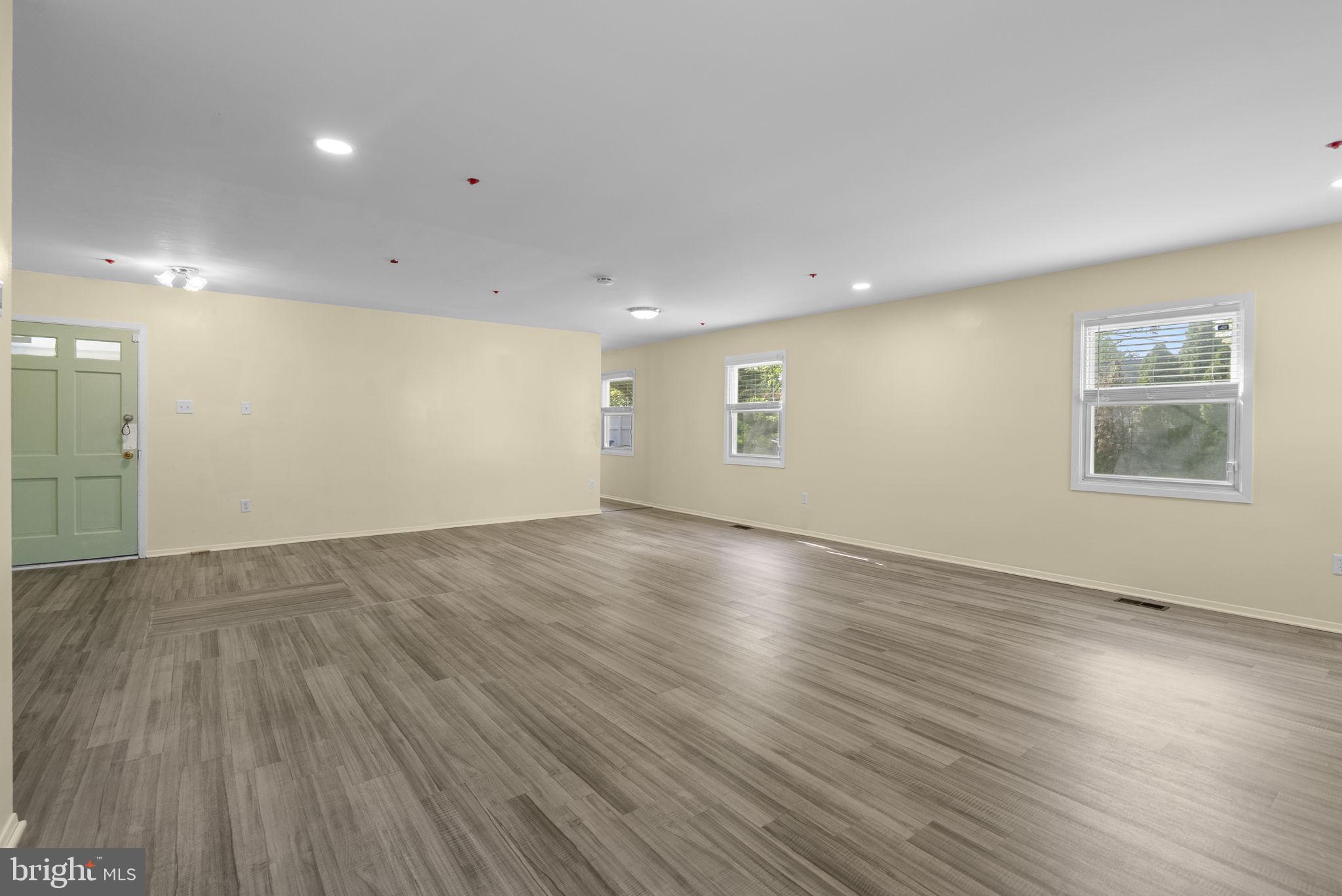 WHITE HALL - Residential