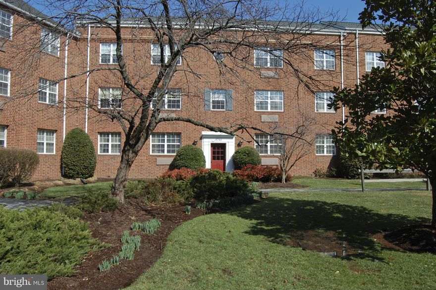 Roll up your sleeves and get to work on this 2 Bedroom, 1.5 Bath condo. This diamond in the rough is great for first time home buyer or as investment property. Overlooks the courtyard. Secure main entrance. Community has pool, tennis courts, exercise room, community room. Great North Old Town Location. Just off GW Parkway. 1 stop light to National Airport, DC, and Pentagon.