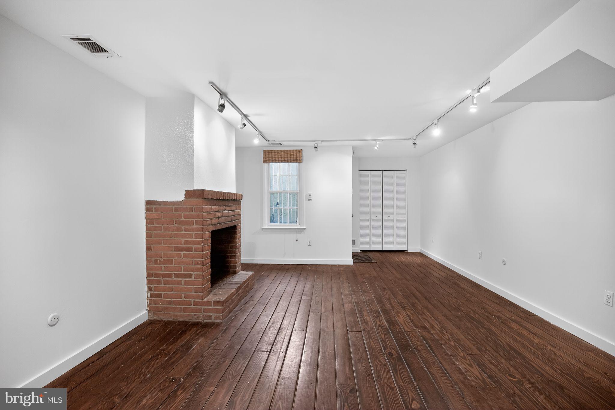 1110 LOMBARD STREET 16