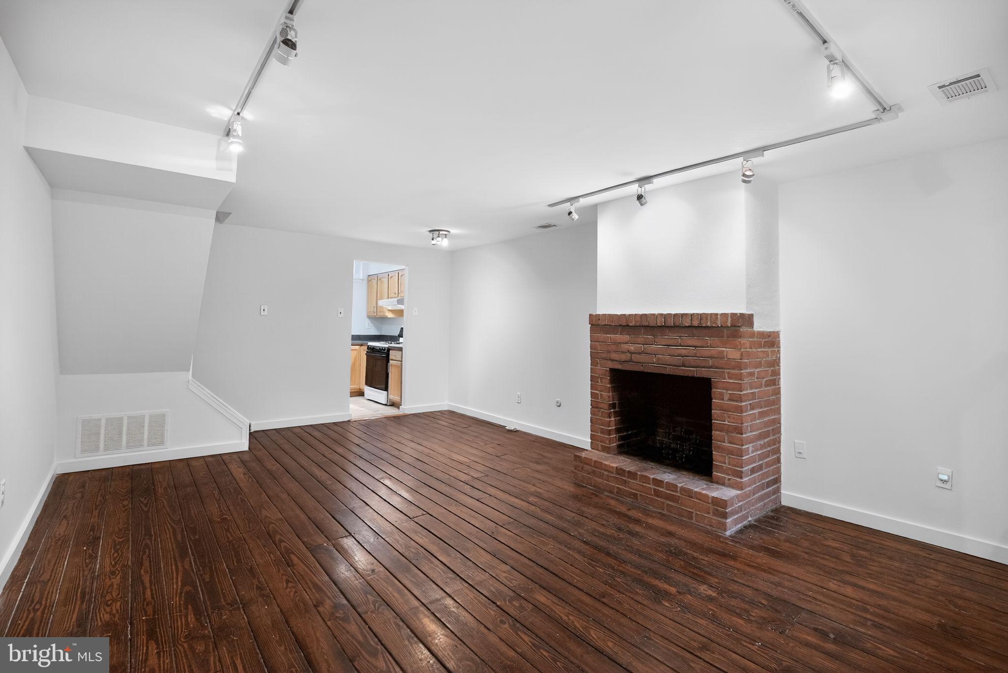 1110 LOMBARD STREET 16