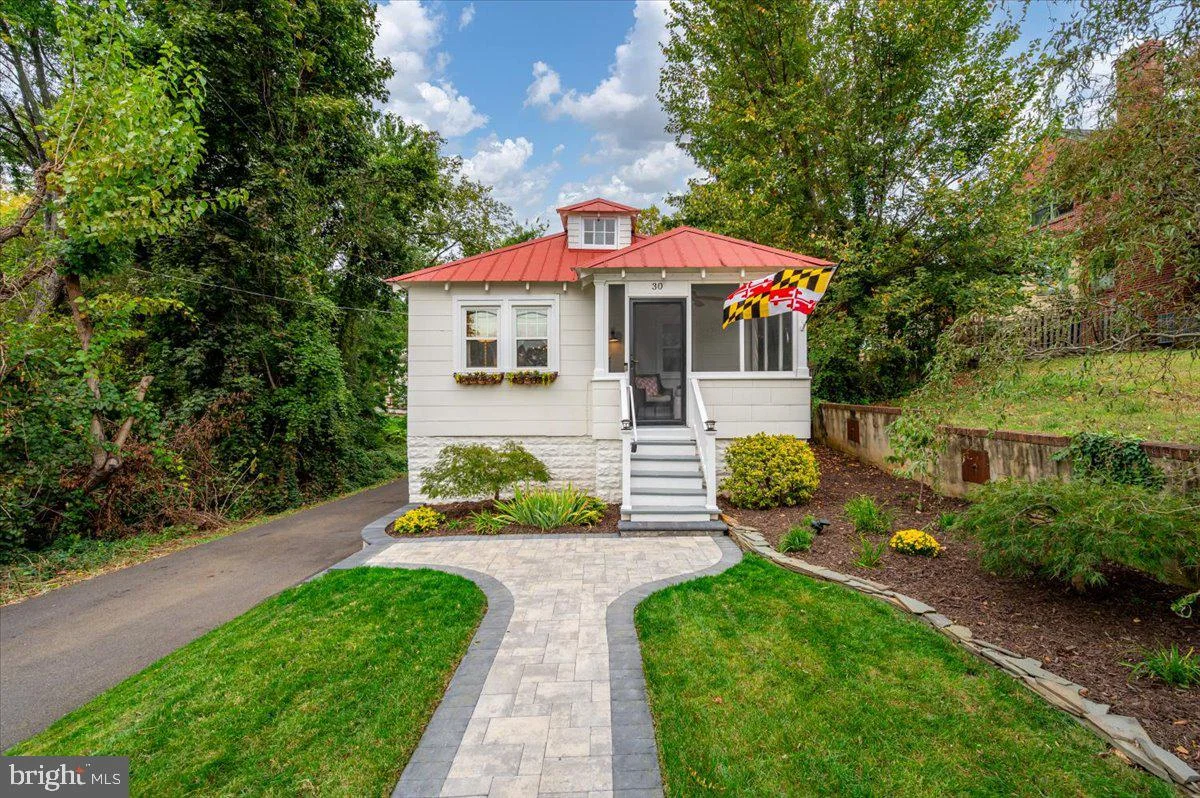 30 Woodlawn Avenue